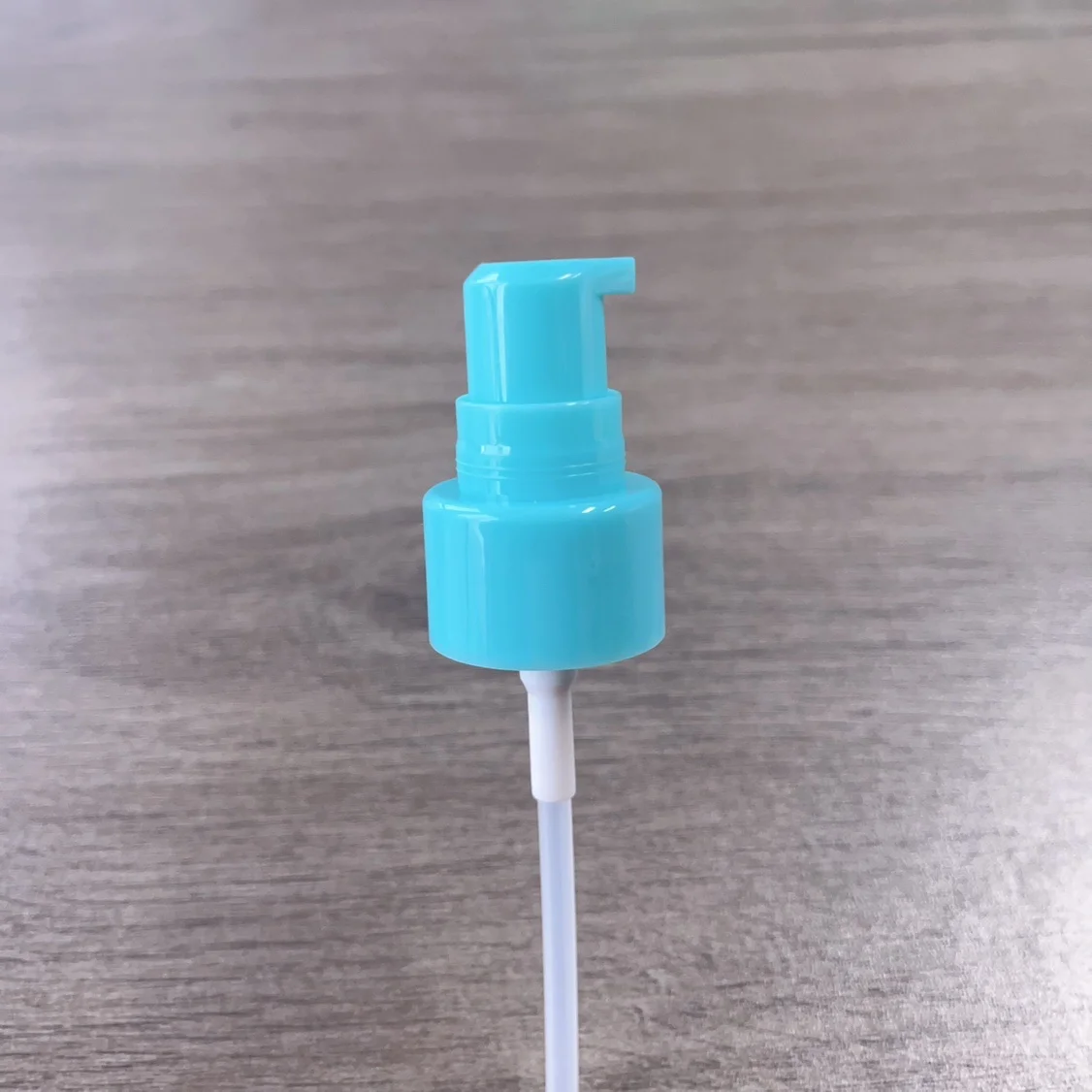 Wholesale 24mm blue all plastic cosmetic powder pump can be equipped with PP full lid liquid foundation pump head lotion pump