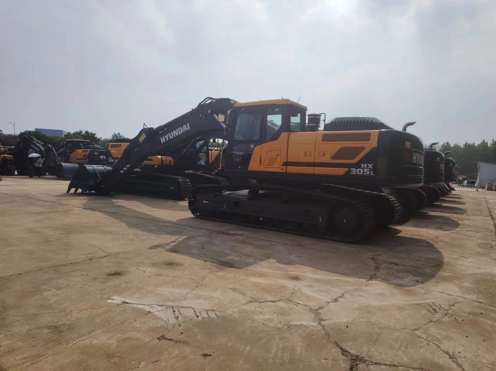 Low Price Promotion   Used Hyundai HX305L Excavator 30TON Used High Quality and Good Condition   in Stock in Shanghai