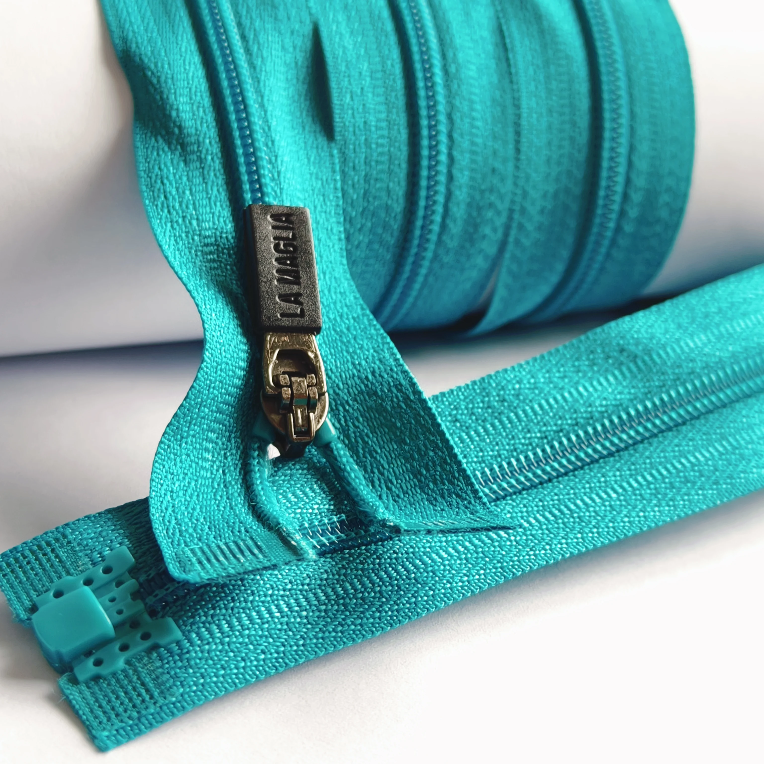 #3 nylon open tail injection code Zipper self-locking custom rubber Zipper pull  is wearing forward or backward