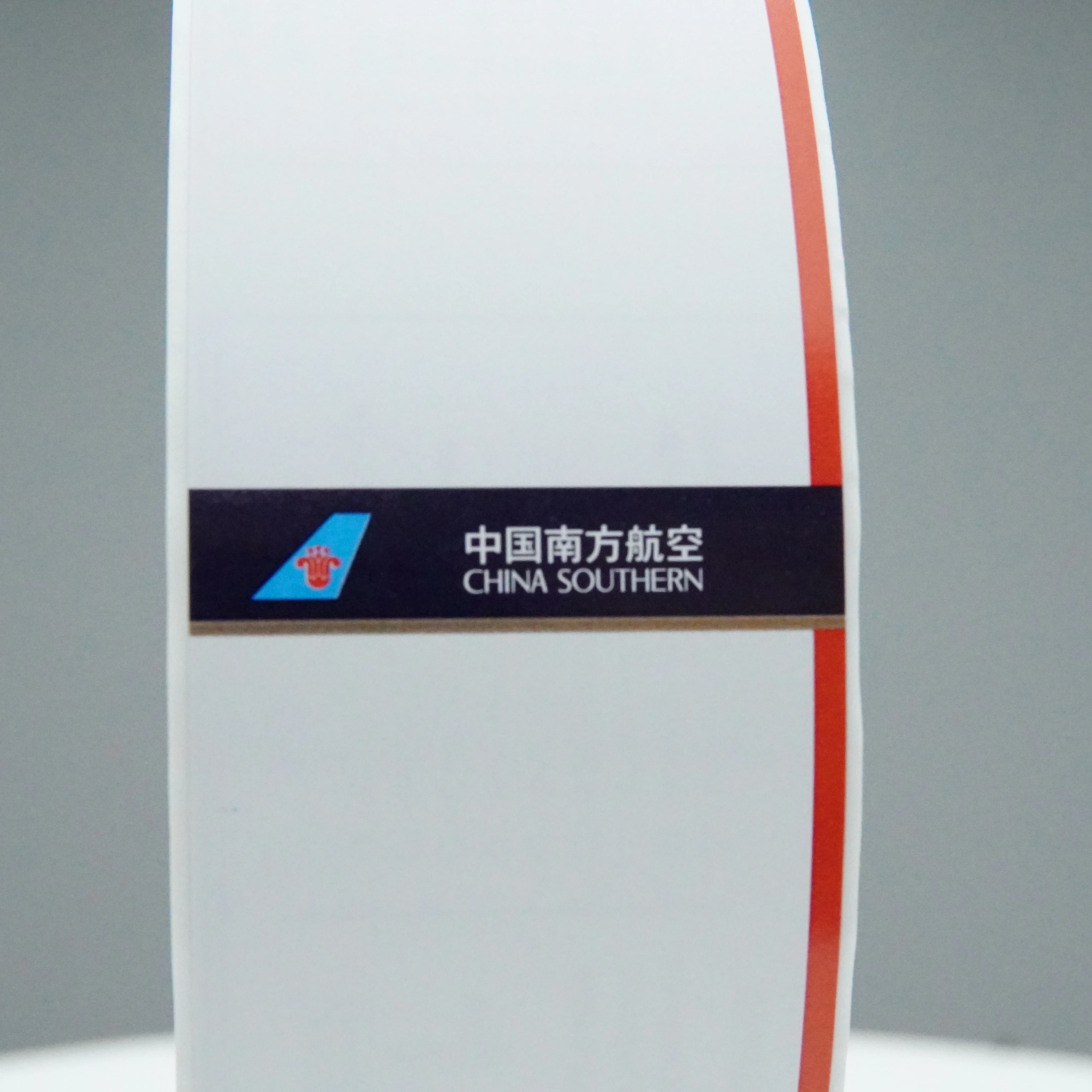 Низкая цена клейкая этикетка для термобумаги авиакомпании RFID uhf багажная бирка.