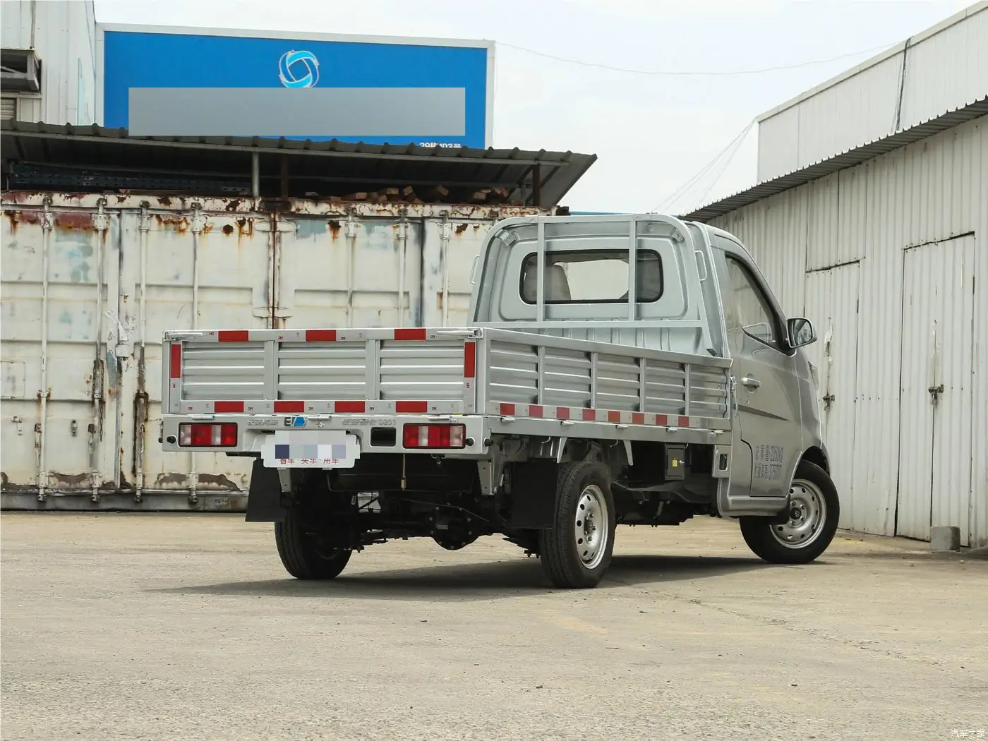 A Electriccar high speed 80km/h XingkaEV truck Pure electric 2doors 2seats NEDC190km 4880*1600*1875