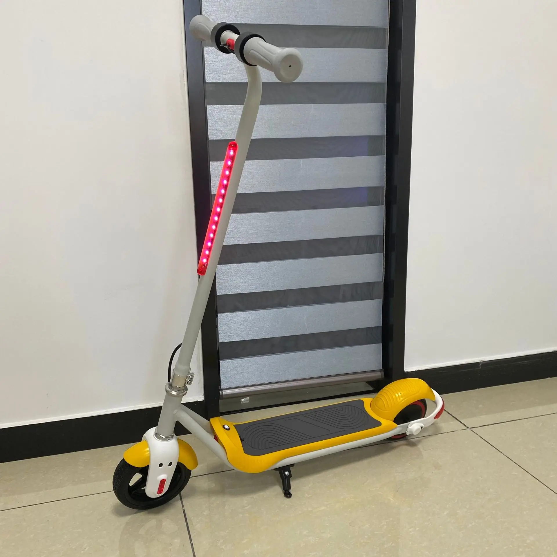High quality portable children scooter 24v 150w powerful 6.5 inch smart kids electric scooter
