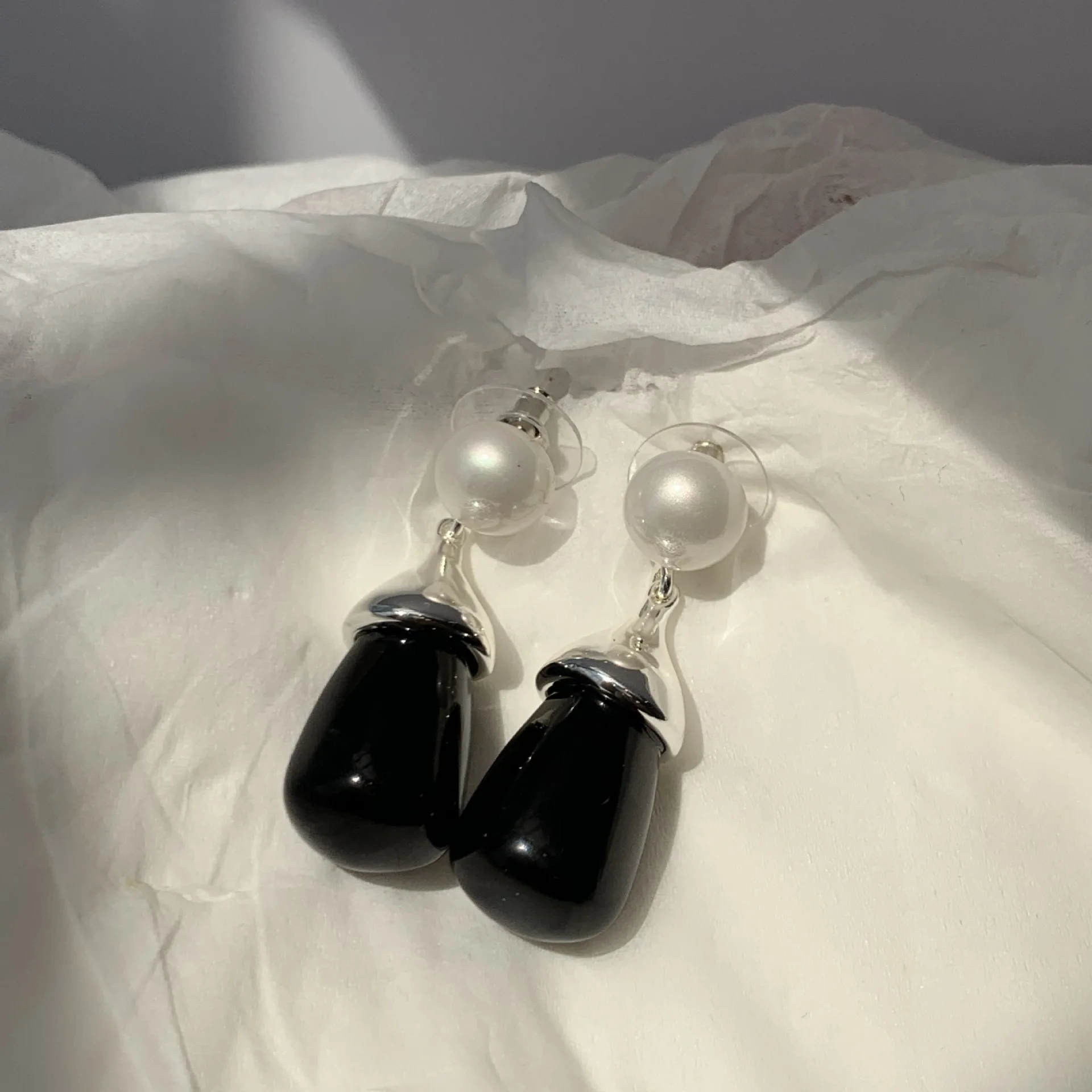 Fashion simple pearl pendant earrings black onyx French retro temperament water drop elegant earrings for women