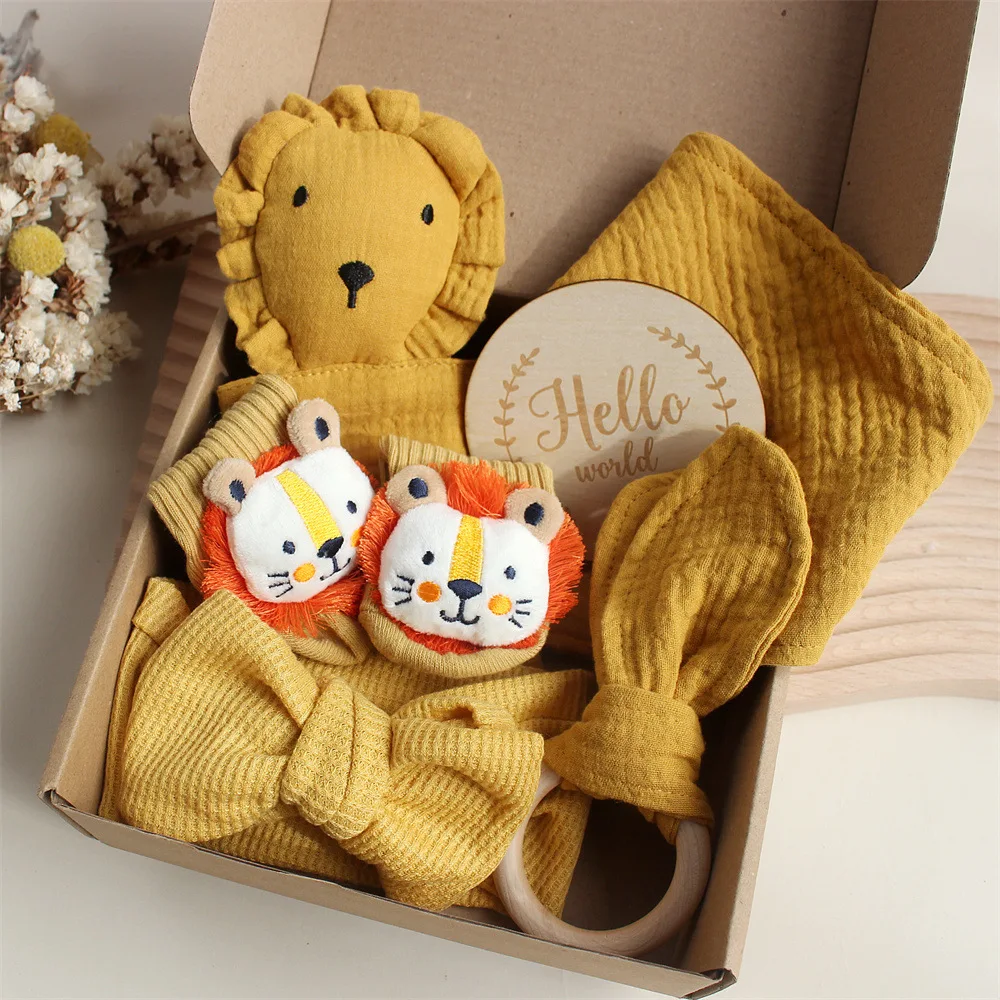 MU Hot Sale Muslin Baby Animal Head Stuffed Animal Swaddle With Wooden Baby Rattle And Bibs Gift Box Set