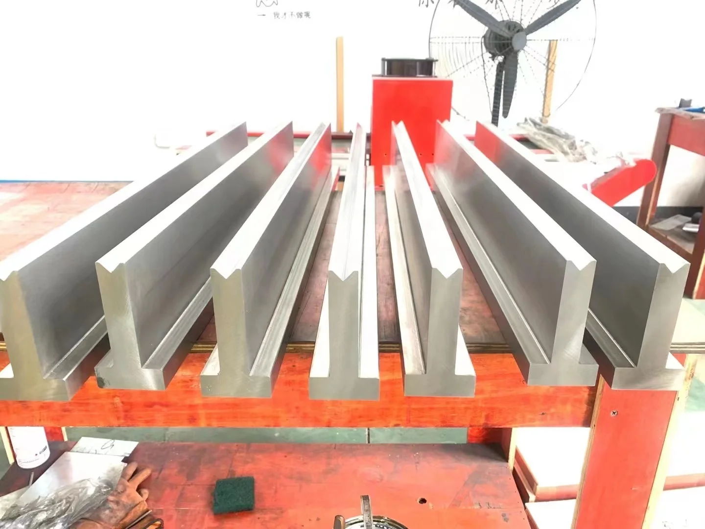 2024 New High Quality Cnc Press brake tooling Single V die Bending tools v2,v4,v6,v8,v10 for amada machine tool