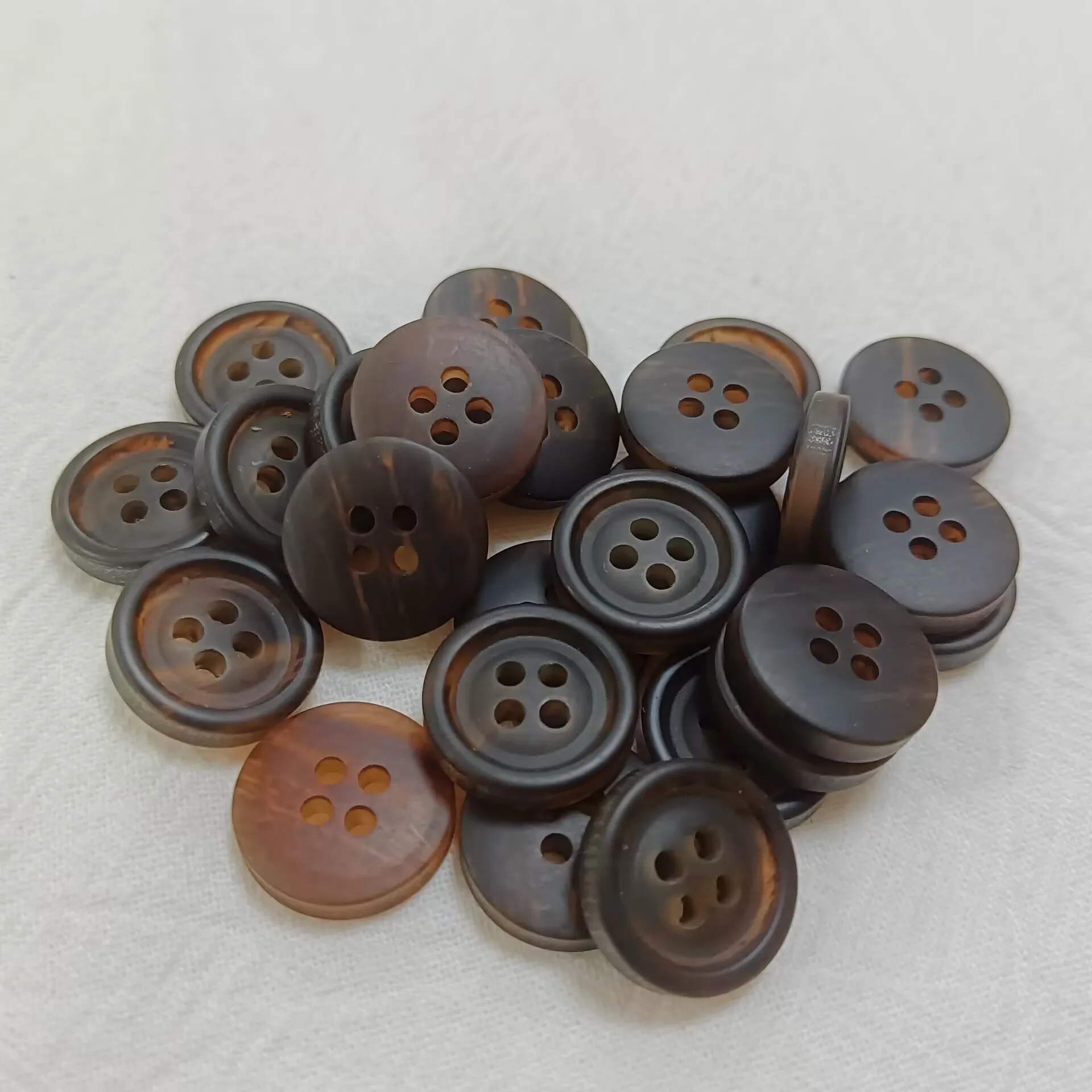 Популярная на заказ пуговица из смолы размером 16 мм красивого цвета с 4 отверстиями для костюмной одежды