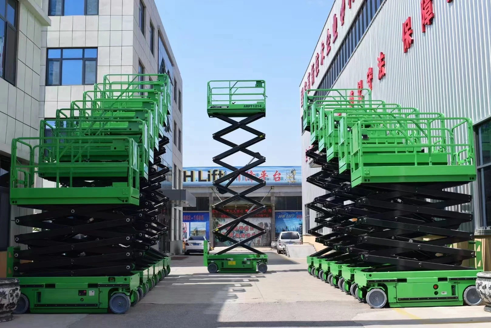 Mini manned elevator elevates 6 meter 8 meter self propelled scissor fork hydraulic lifting platform