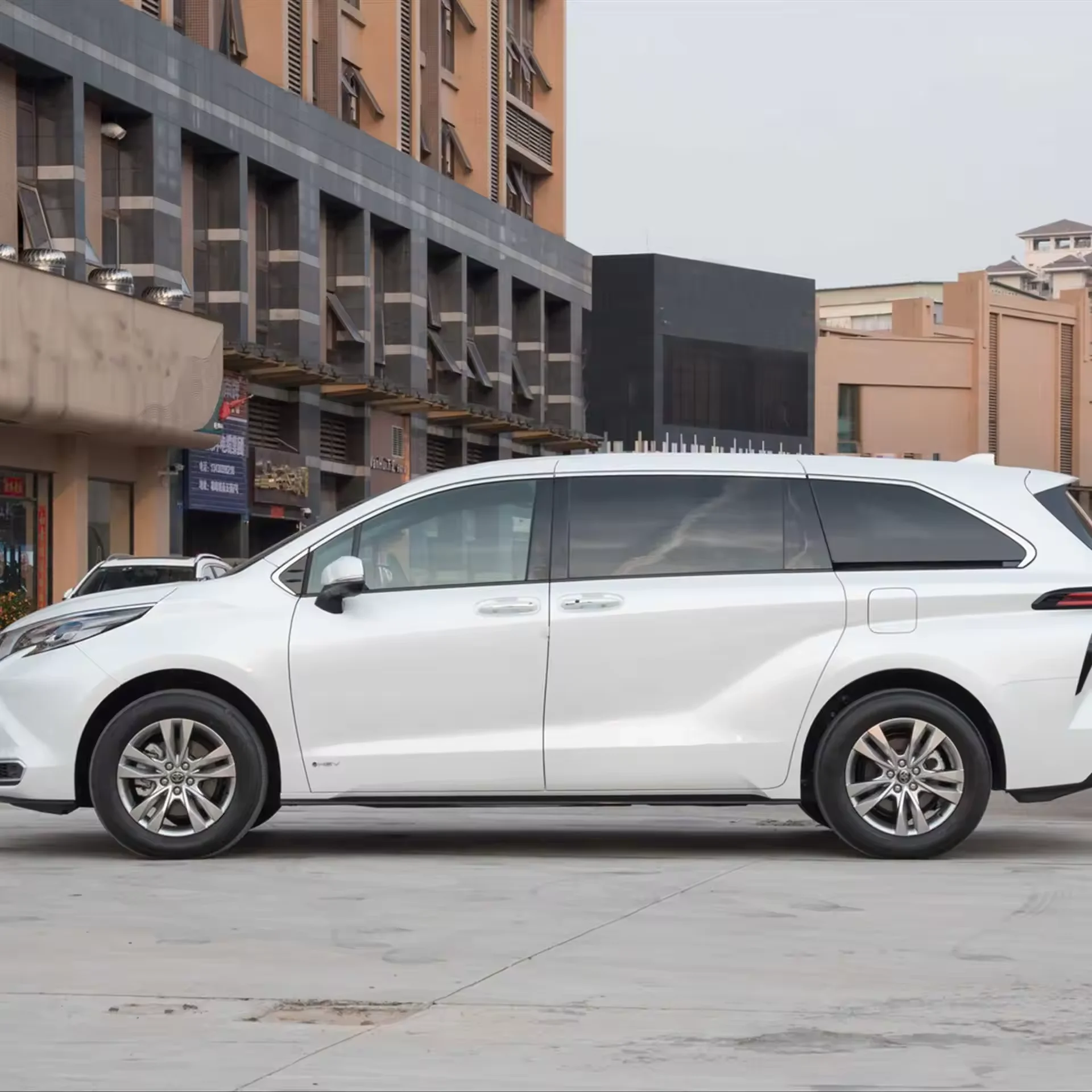 2023 Toyo ta Sie nna Automatic Gearbox Leather Seats Rear Camera Metal Roof Rack FWD Drive Euro VI Emission Standard Now Left