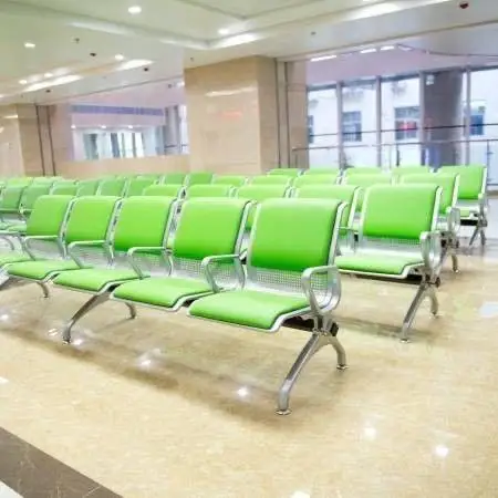 Зона ожидания мебель с золотым металлическим каркасом кожаные общественные двухместные сиденья больничный зал аэропорта кресло для парикмахерской