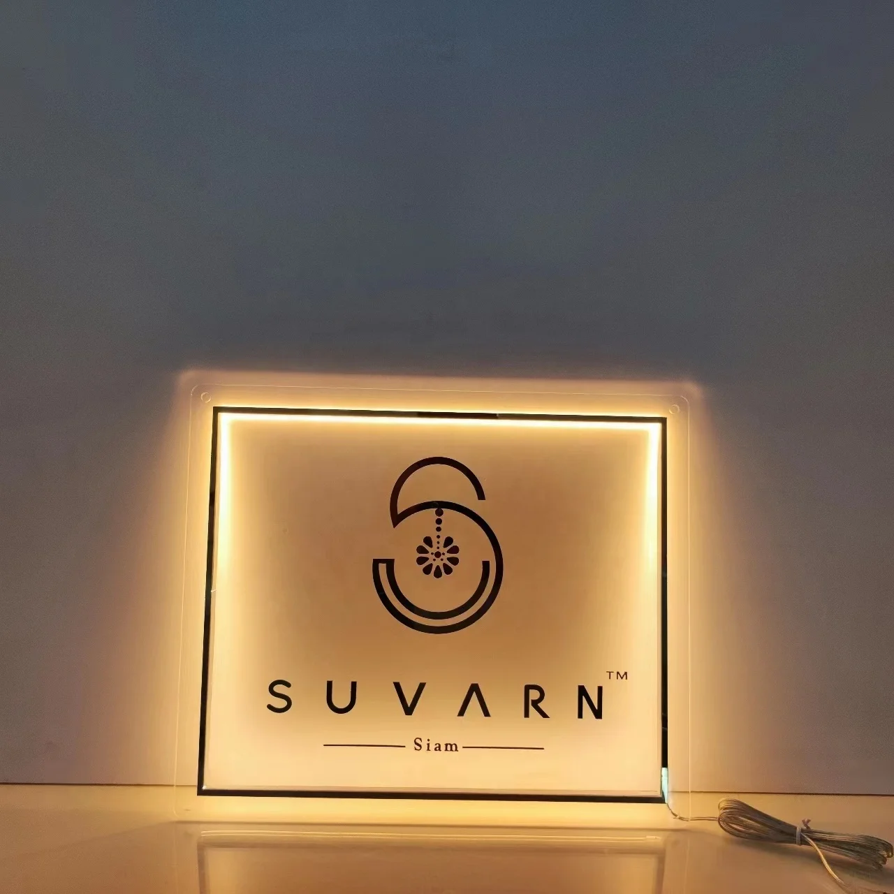 Koncept Drop Shipping 18inch LED Beauty Backlit Sign custom light sign Custom Neon Advertising LED Neon Sign