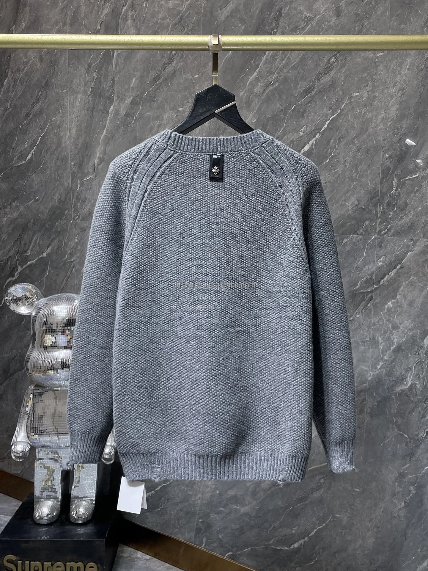 Высококачественный хромированный свитер с сердечками и заклепками