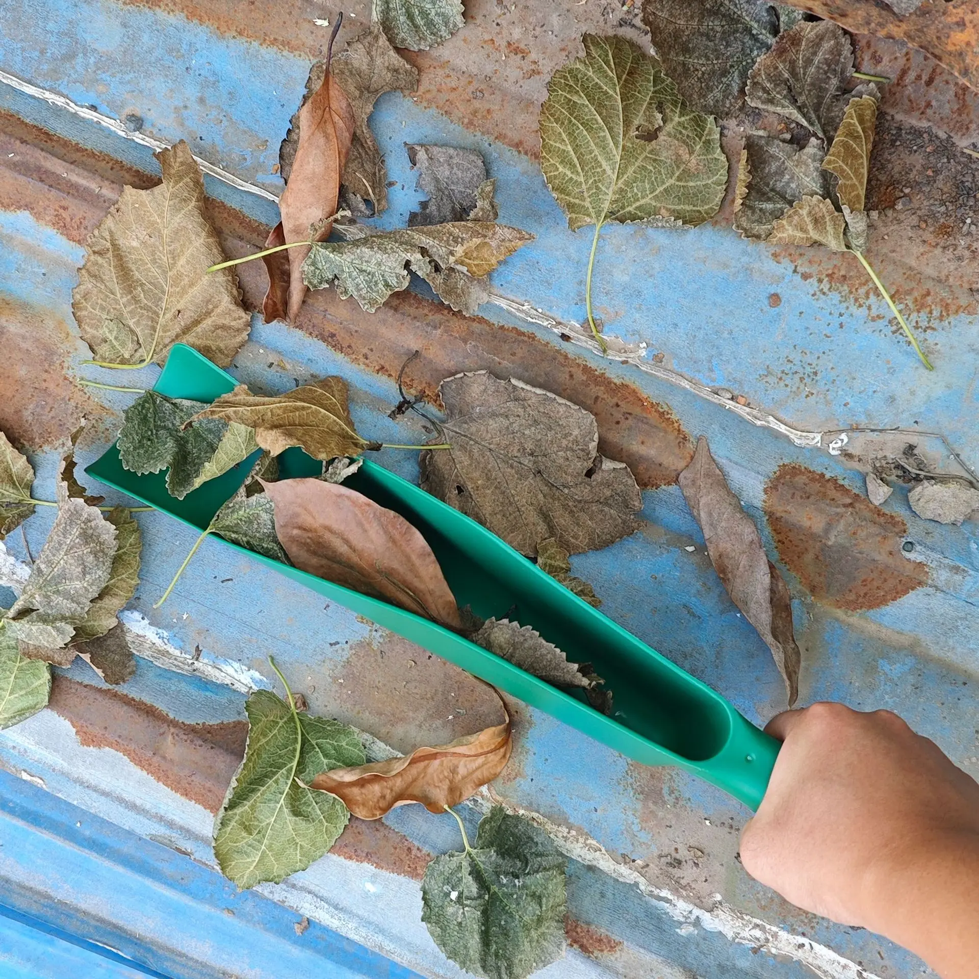 9.5CM*43CM Flexible Gutter Cleaning Scoop Garden Multi-Use Roof Debris Removal Leaf Shovel Construction Tools Flex Dirt Clean-Up
