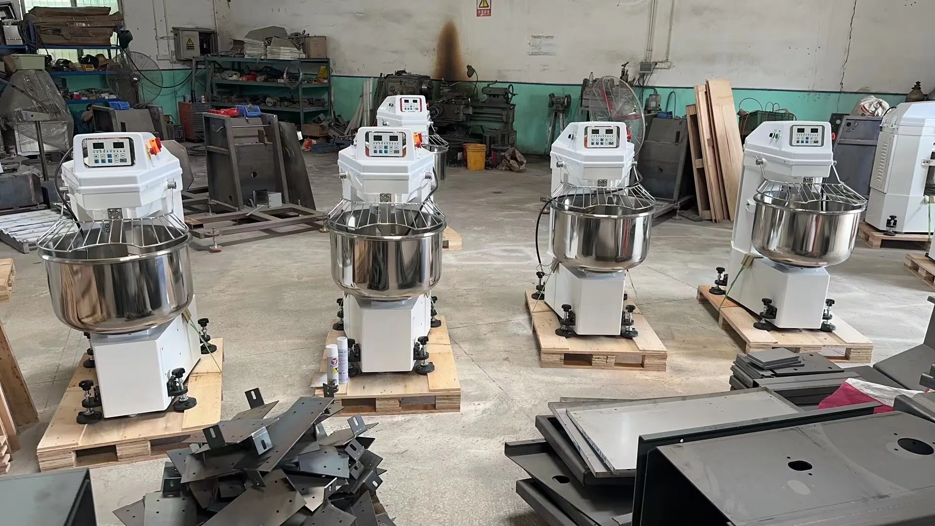 A toast mixer Cake mixer agitator Dough kneading machine