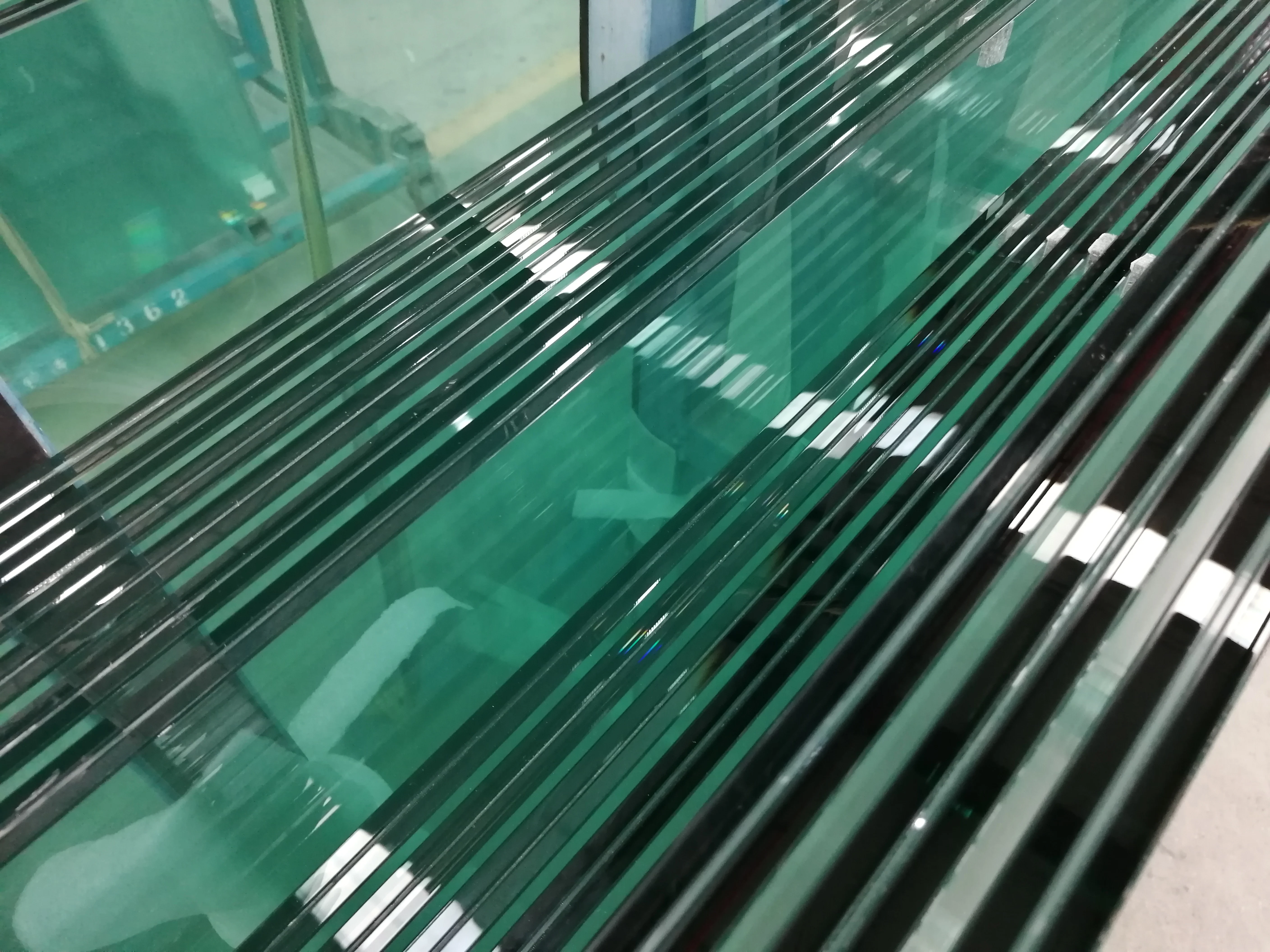 Manufacturer low price quality white window Pvb reflective three layer tempered laminated glass
