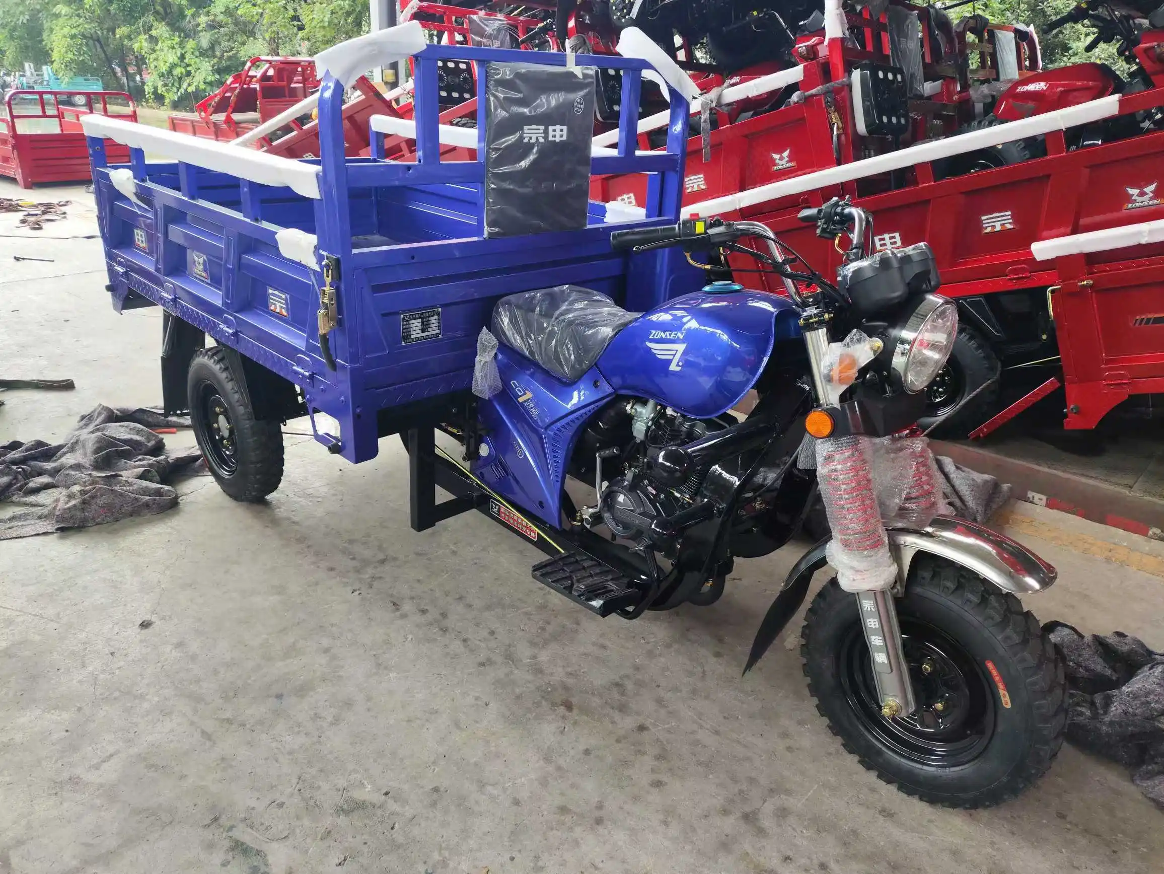 Hot Selling Motorcycle Motorized 150cc 200cc Engine Cargo Tricycle Petrol Tricycle Zongshen Cheap 250cc Gasoline Tricycle