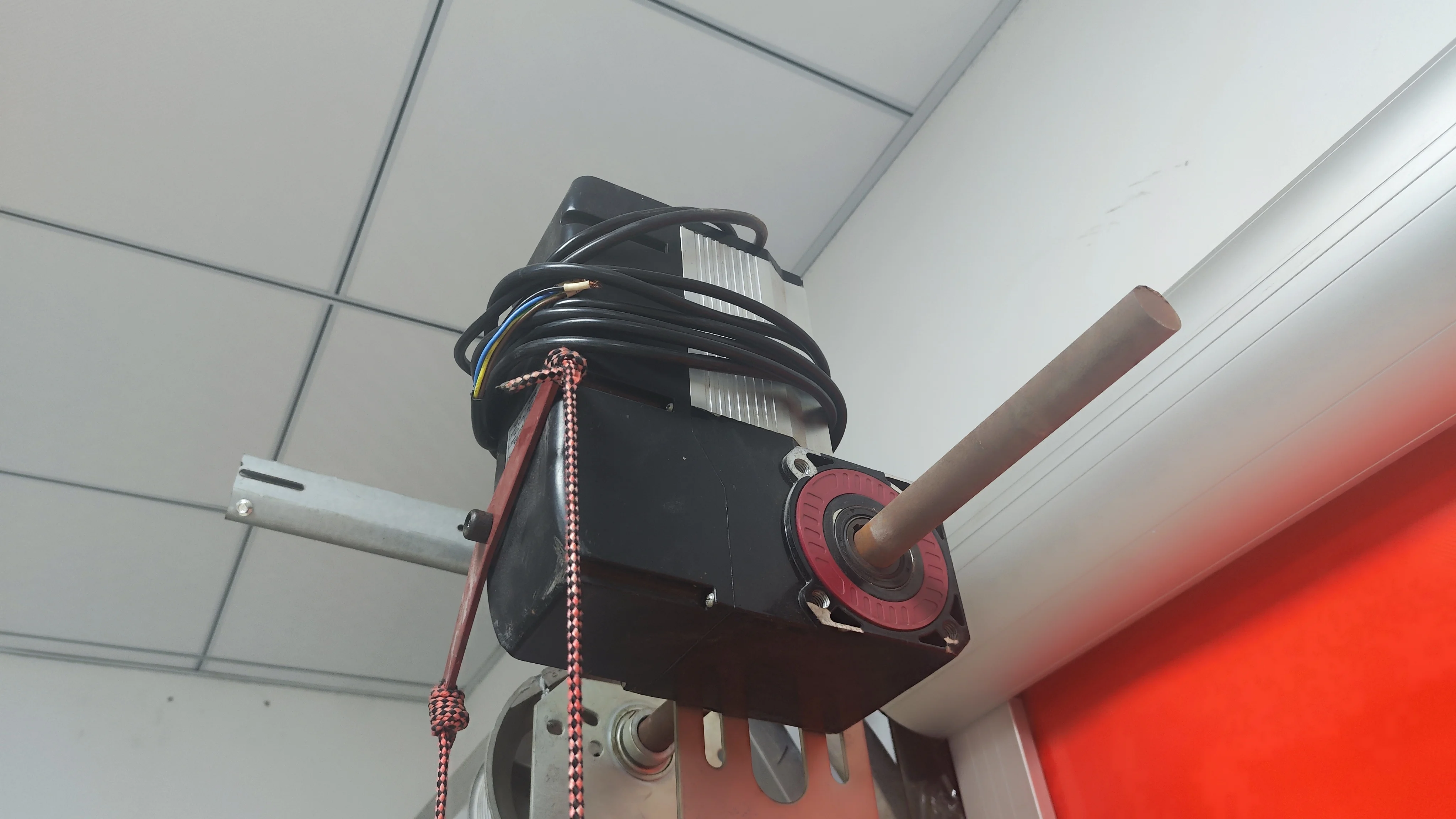 SHUNPENG suitable for various industrial Gate Wholesale Industrial vertically lift Door anti-theft Garage Door