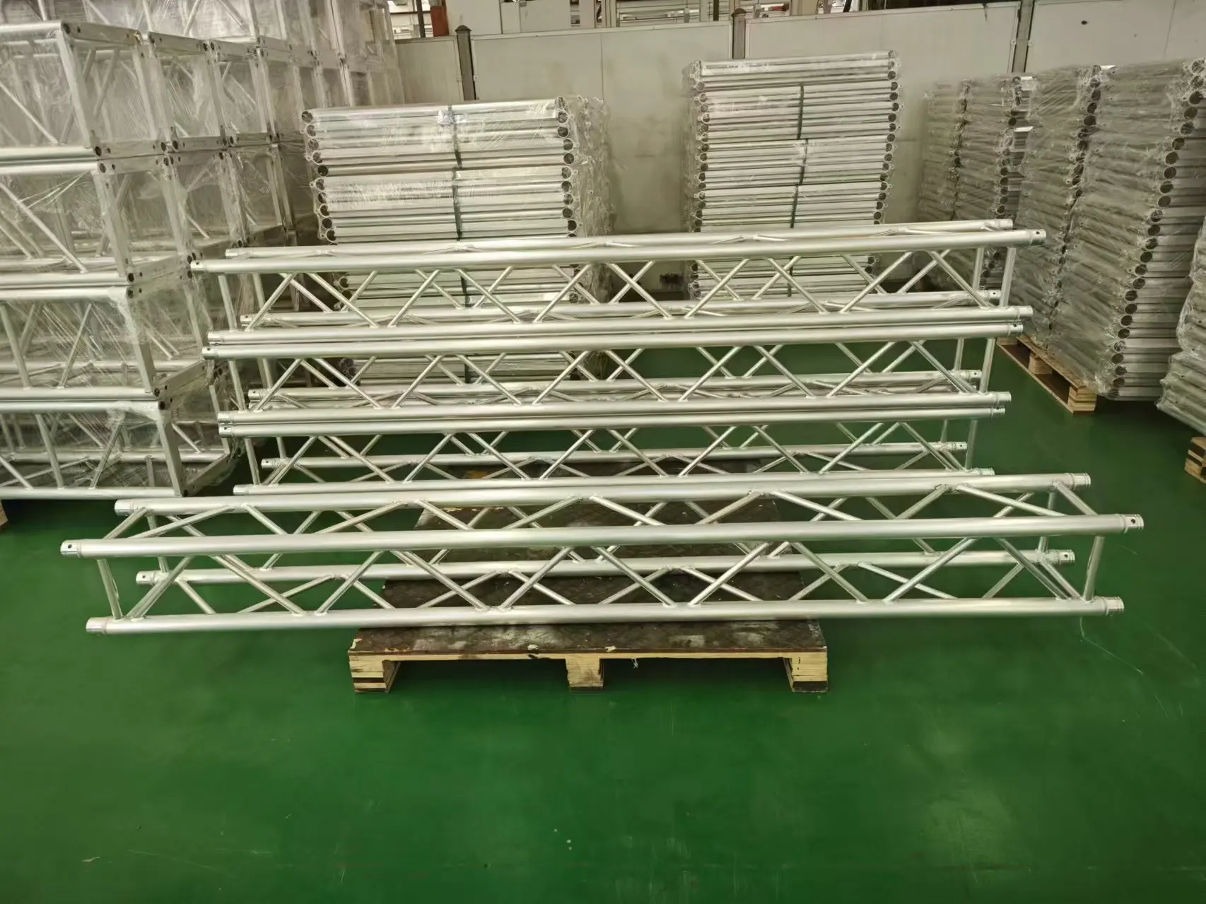 Outdoor LED Screen Mobile Audio DJ Lighting Stage Equipment Professional Custom 290*290mm Lightweight Truss Entertainment