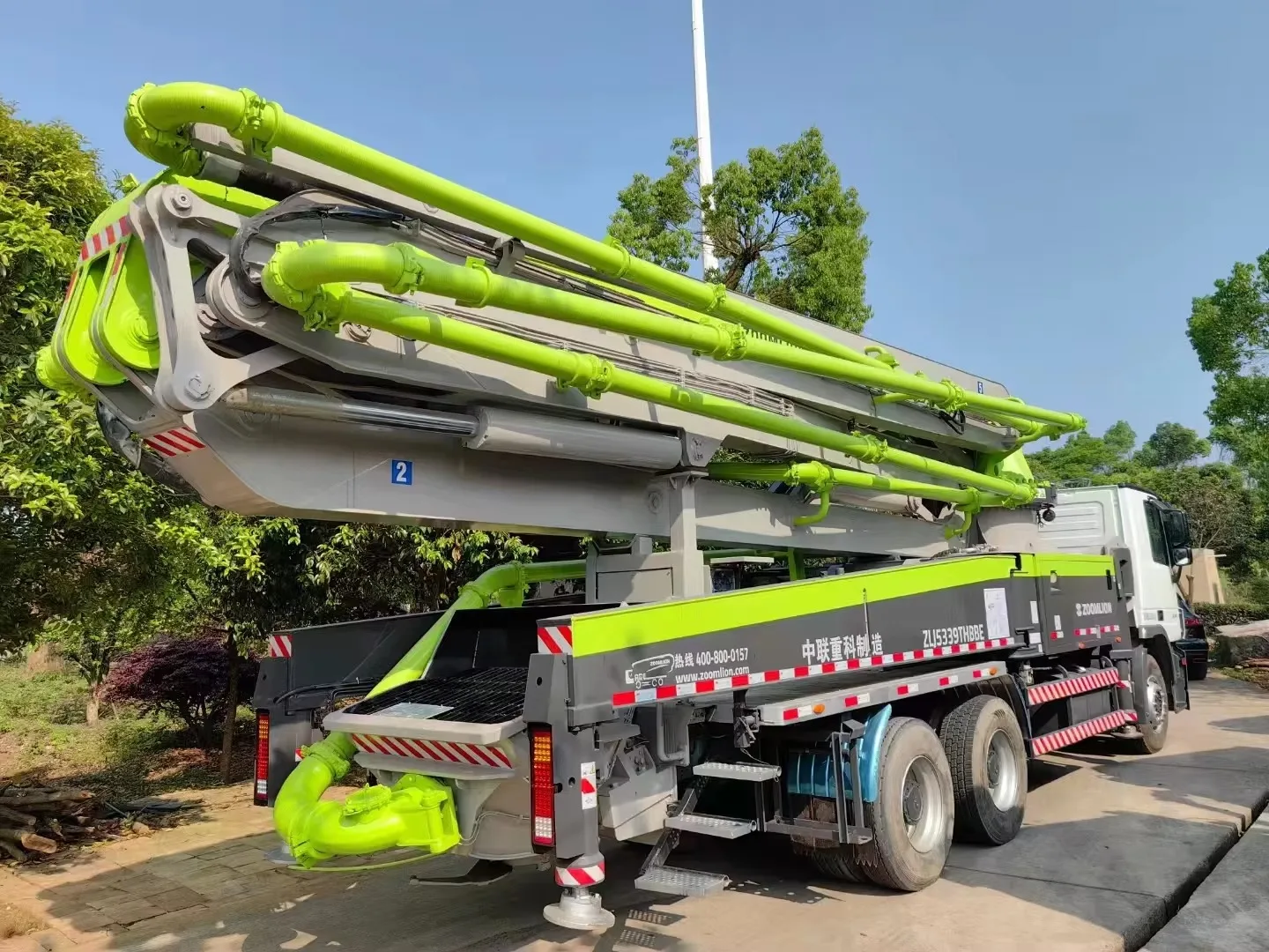 Zoomlion Mercedes-Benz 47m Used Concrete Pump Truck 12 Years Old 300kw Power 5 Section Moving Boom Truck