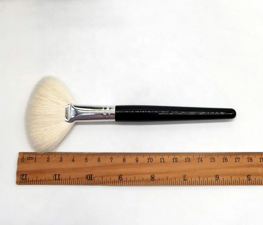 Natural Super Soft Fluffy White Wool Goat Hair Fan Brush Large Highlight Brush Blush Powder Facial Makeup Brush