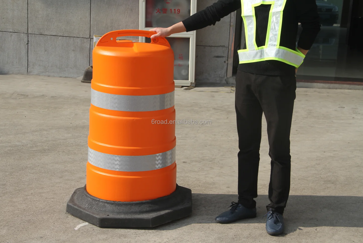 Rubber Basement 460*1100mm Dubai Reflective Plastic Traffic Barrel