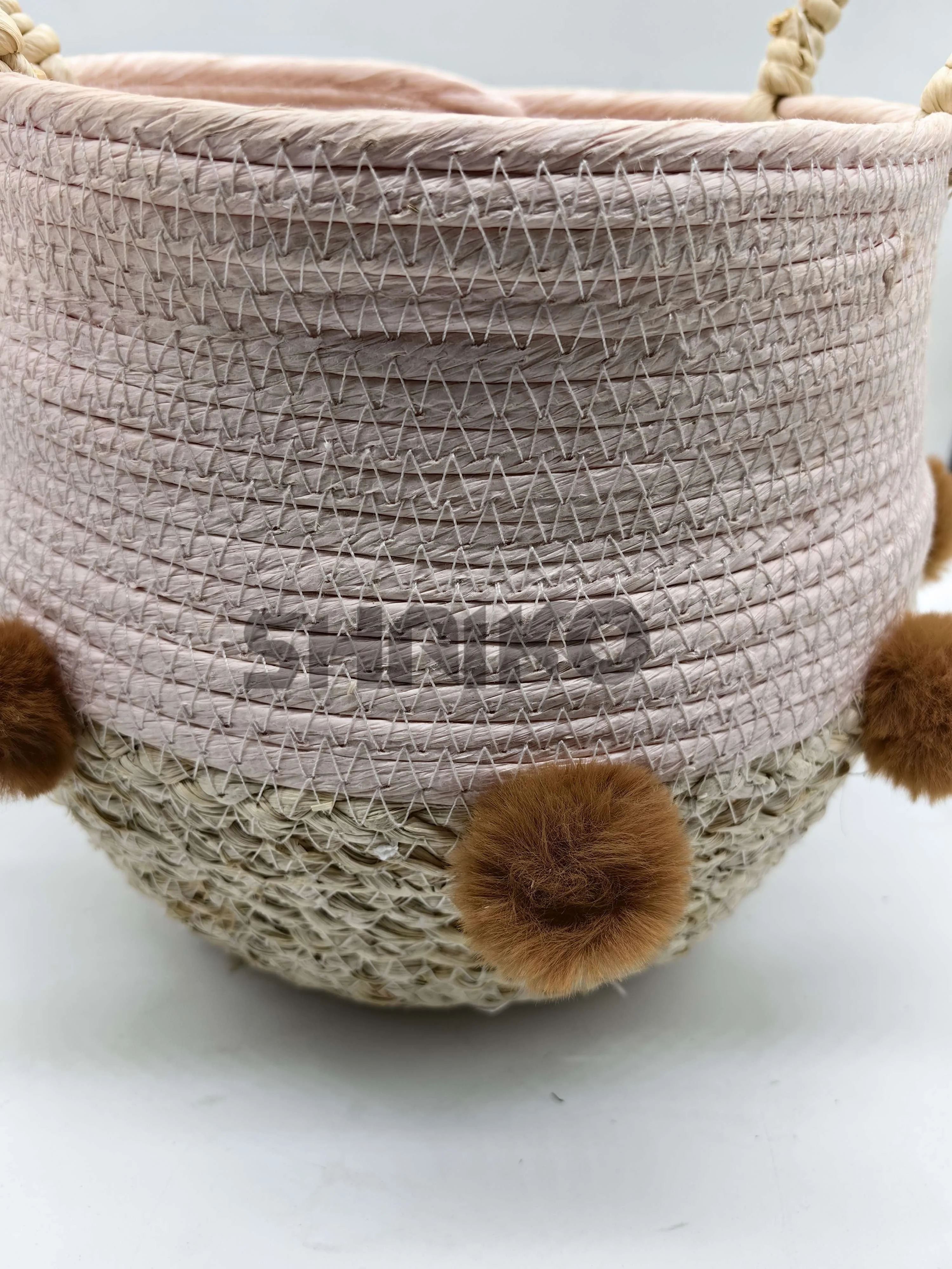 Corn husk woven storage basket for home use, beautiful and multifunctional storage basket with handle