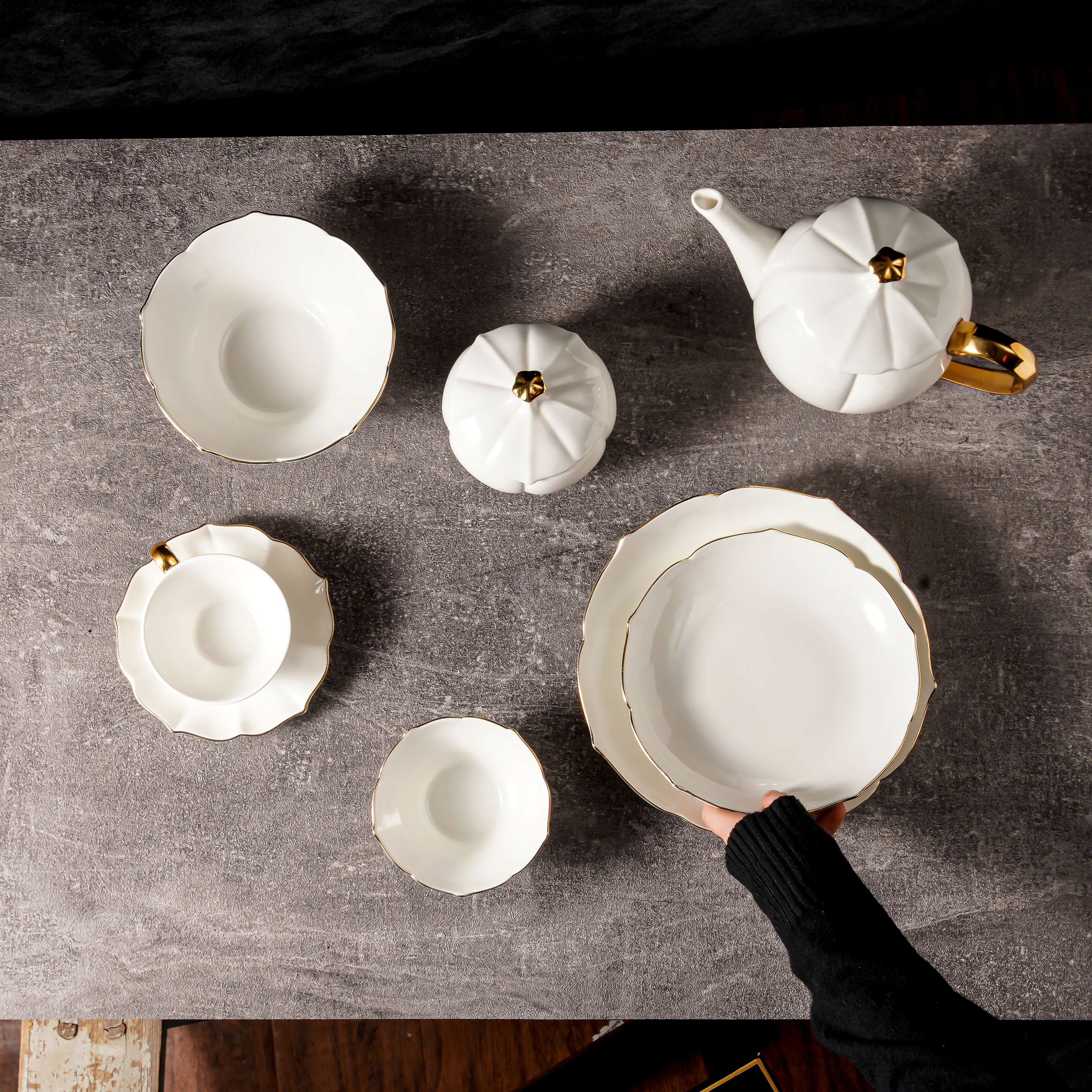 Weiye gold rim banquet dinnerware set western luxury royal Irregular shape wedding ceramic tableware