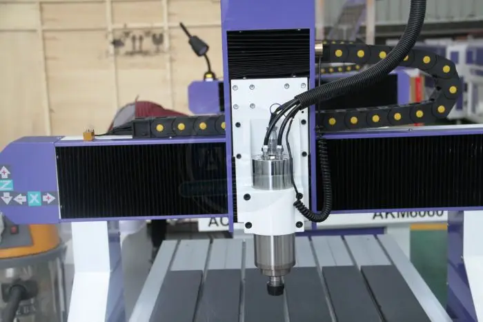  Миниатюрный алюминиевый фрезерный станок с ЧПУ Acctek AKM6090 Т-образным пазом и водяным шпинделем для мягкого металла камня