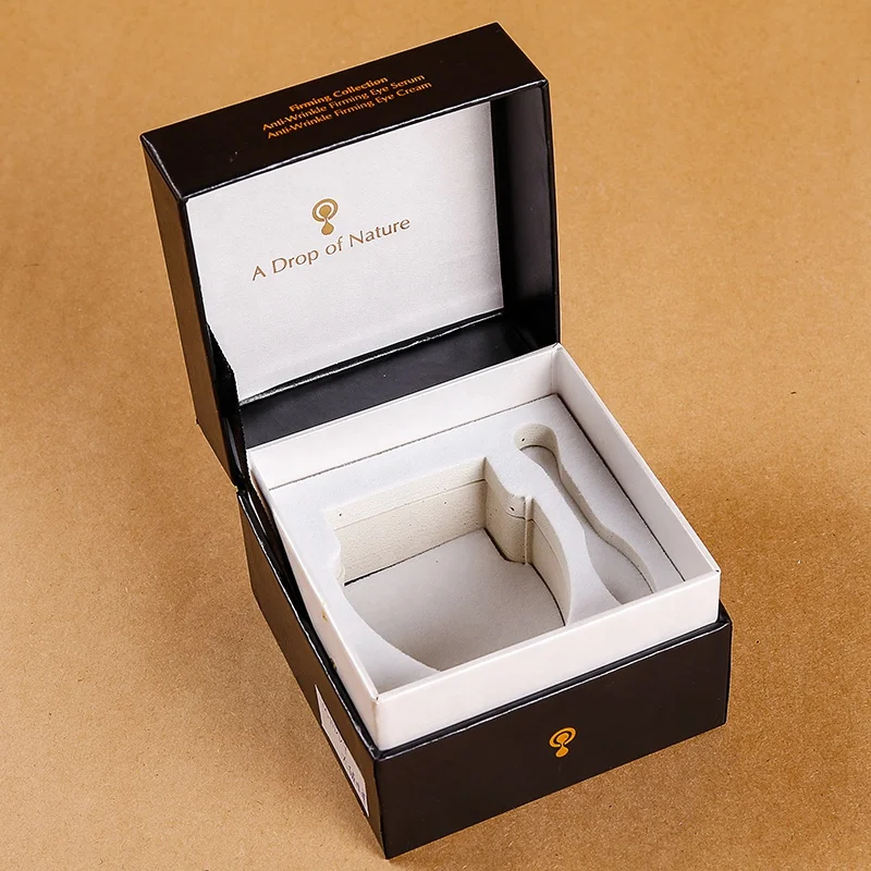 Картонная коробка с золотой фольгой и кремом для похудения глаз