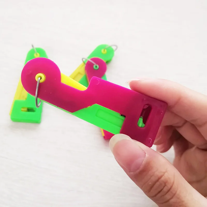 Wholesale Random Color Plastic Needle Threader For The Elderly Stitch Insertion Tool Automatic Needle Threader