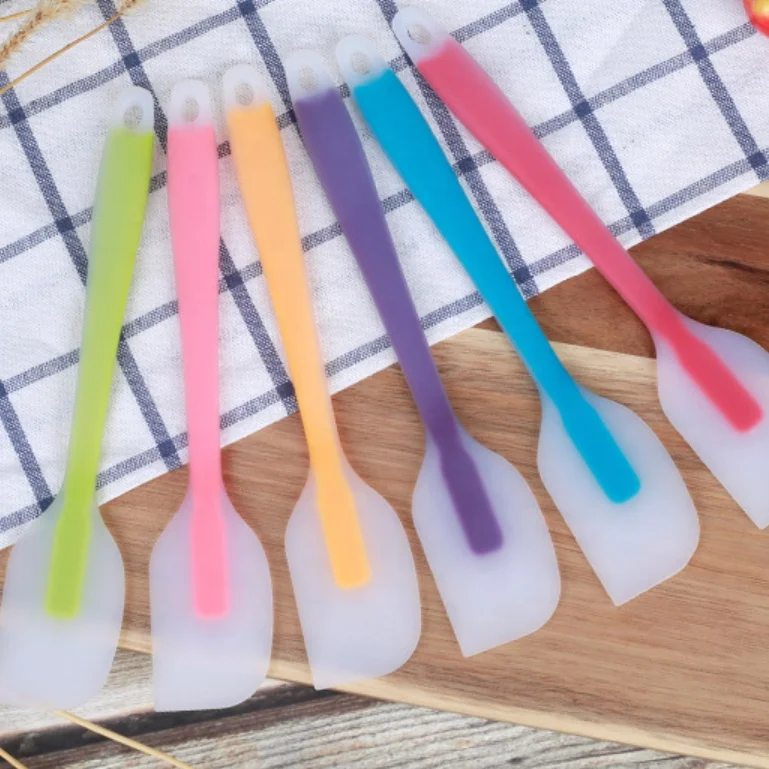 
China Food Grade Heat Resistant Plastic Handle Kitchen Silicone Spatula 