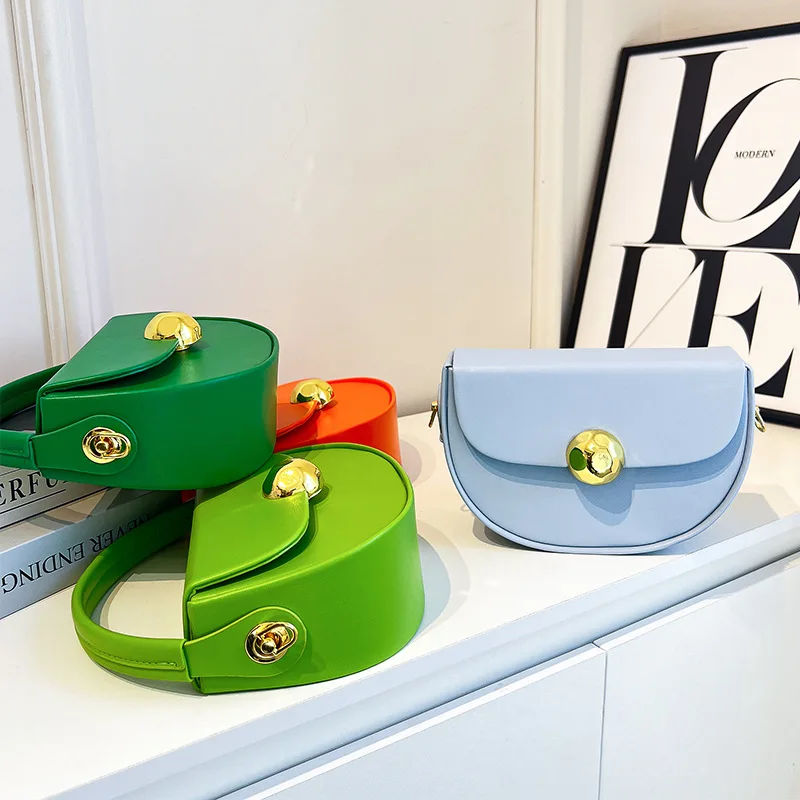 2024 Новое поступление женские седельные сумки свежего цвета маленькие Сумки из искусственной кожи с замком на одно плечо для женщин