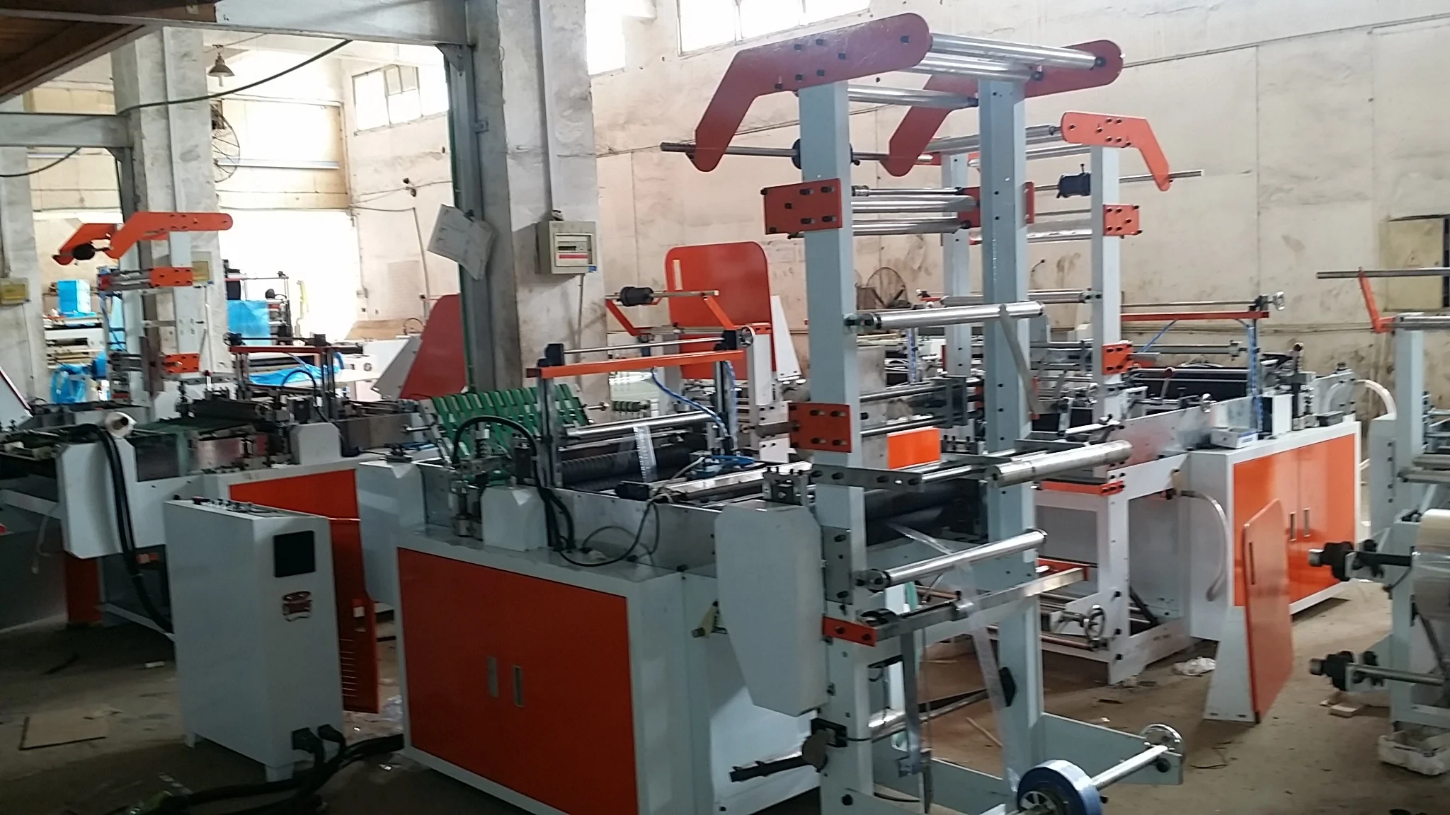 Высокое качество pe из полиуретана с открытыми порами биаксиально-ориентированной пластиковой pp бортовой мешок запечатывания для боксерского мешка курица хлеб машина для производства пластиковых пакетов в Китае