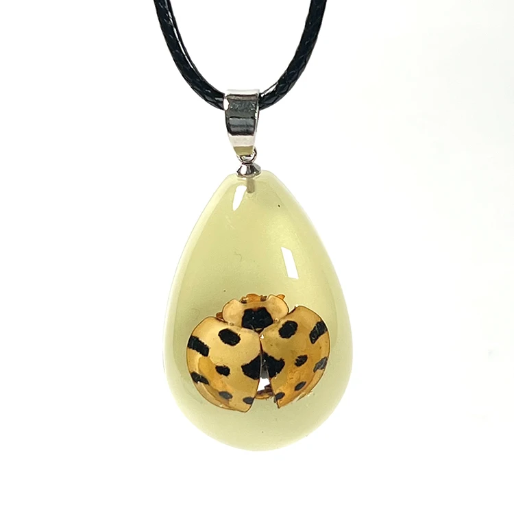 real insects necklace pendant for boys  Factory supply  resin jewelry  glow in the dark pendant