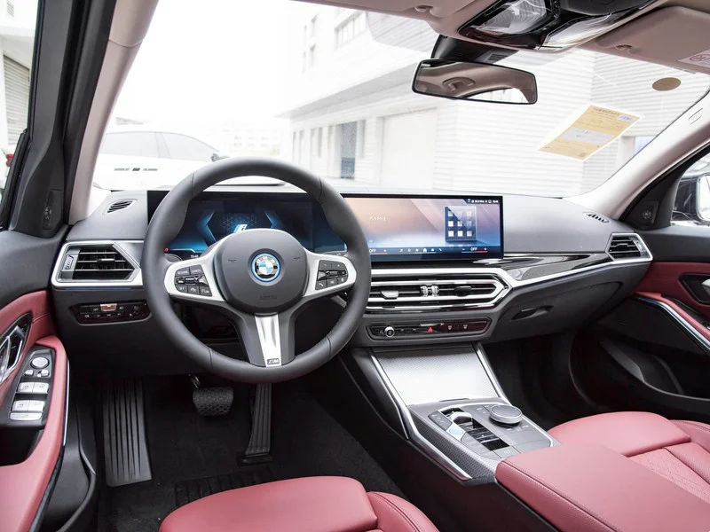 В наличии средний седан класса люкс B M W i3 электрический автомобиль eDrive 40L Sport 2024