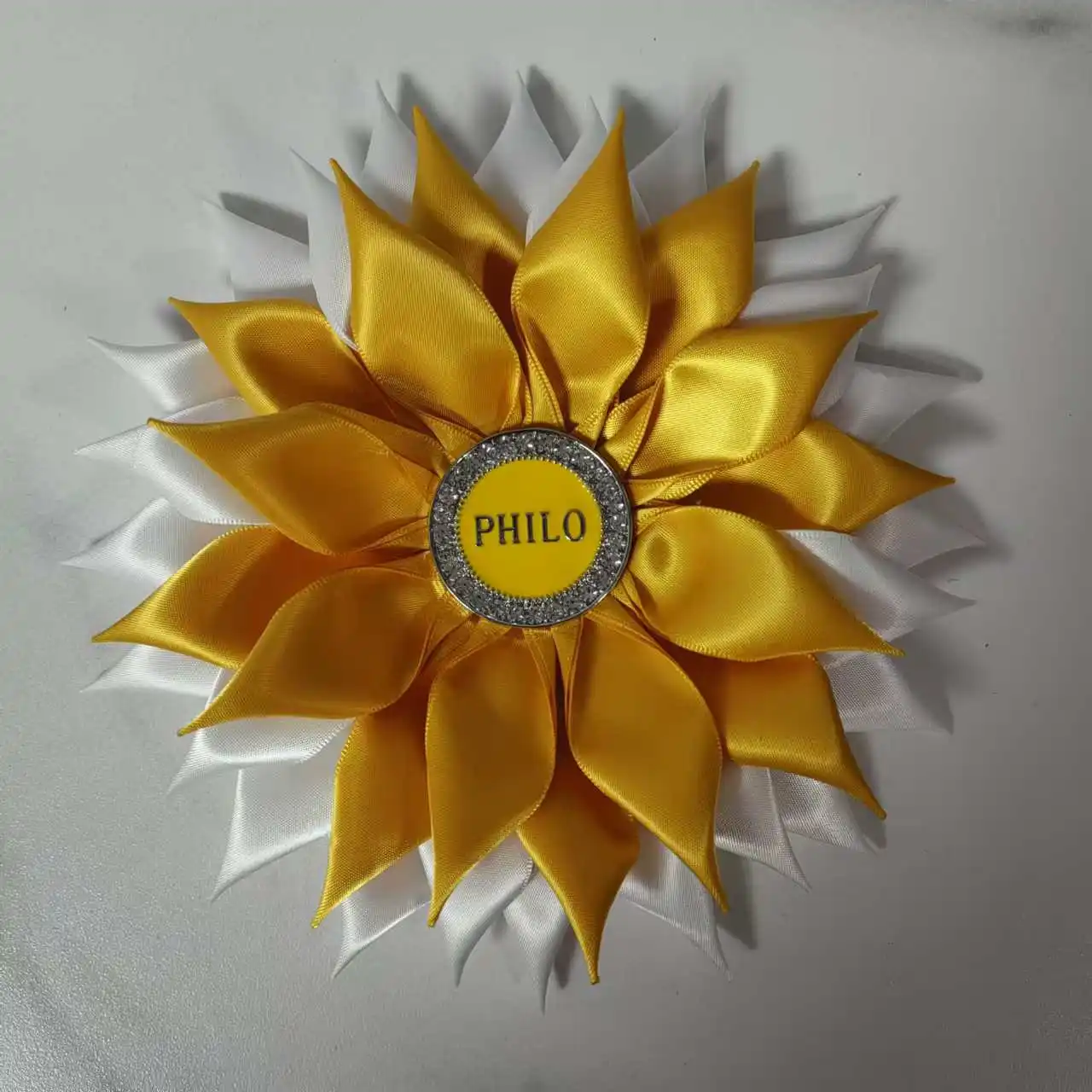 7 дюймов двухслойный материал 40 лепестков Фило золото и белый цветок брошь корсаж с магнитной спинкой