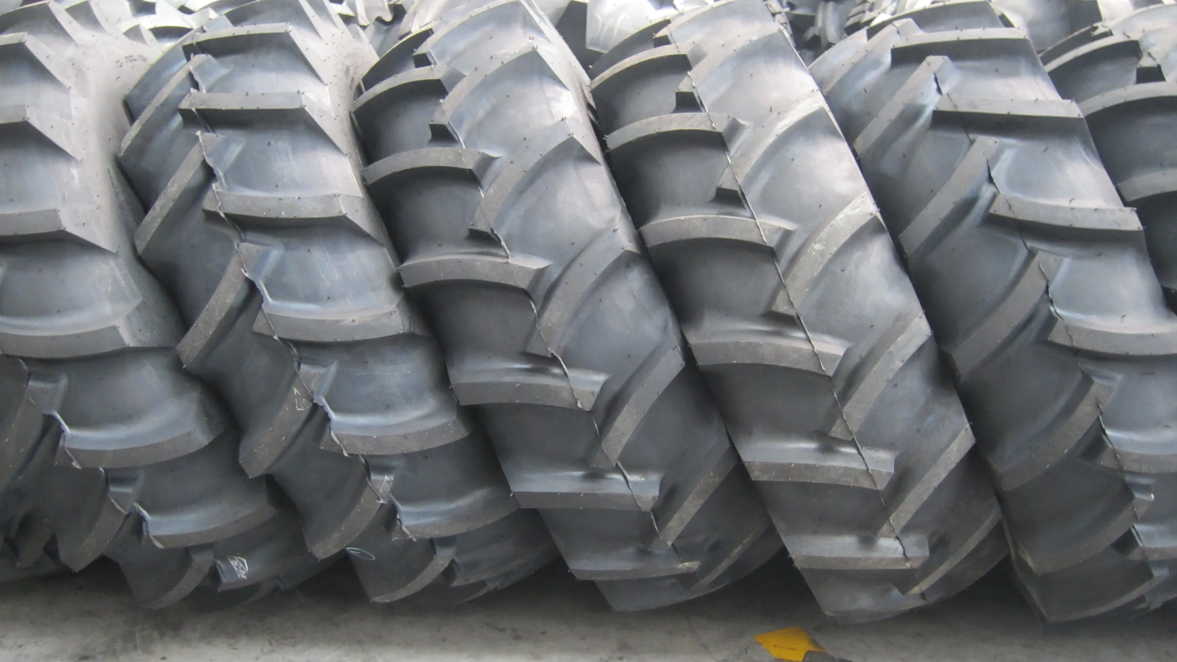 
Good Quality Agricultural Tractor Tyre 11.5/80-15.3 11-32 11-38 12.4-24 12.4-28 12.4-32 12-38 13.2-16 13.6-20 13.6-24 