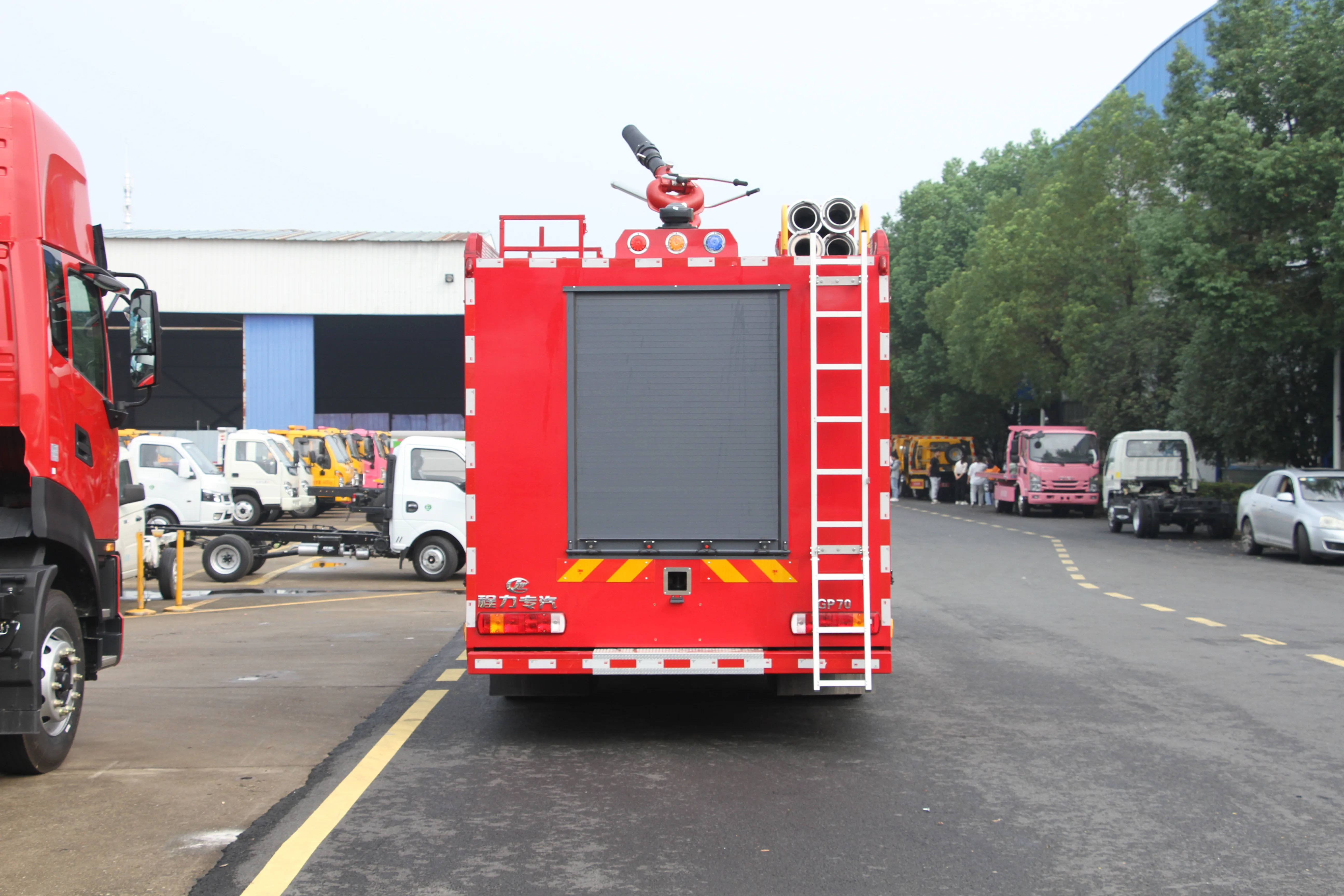 High quality innovation to improve fire fighting efficiency Sinotruck production of fire trucks for sale