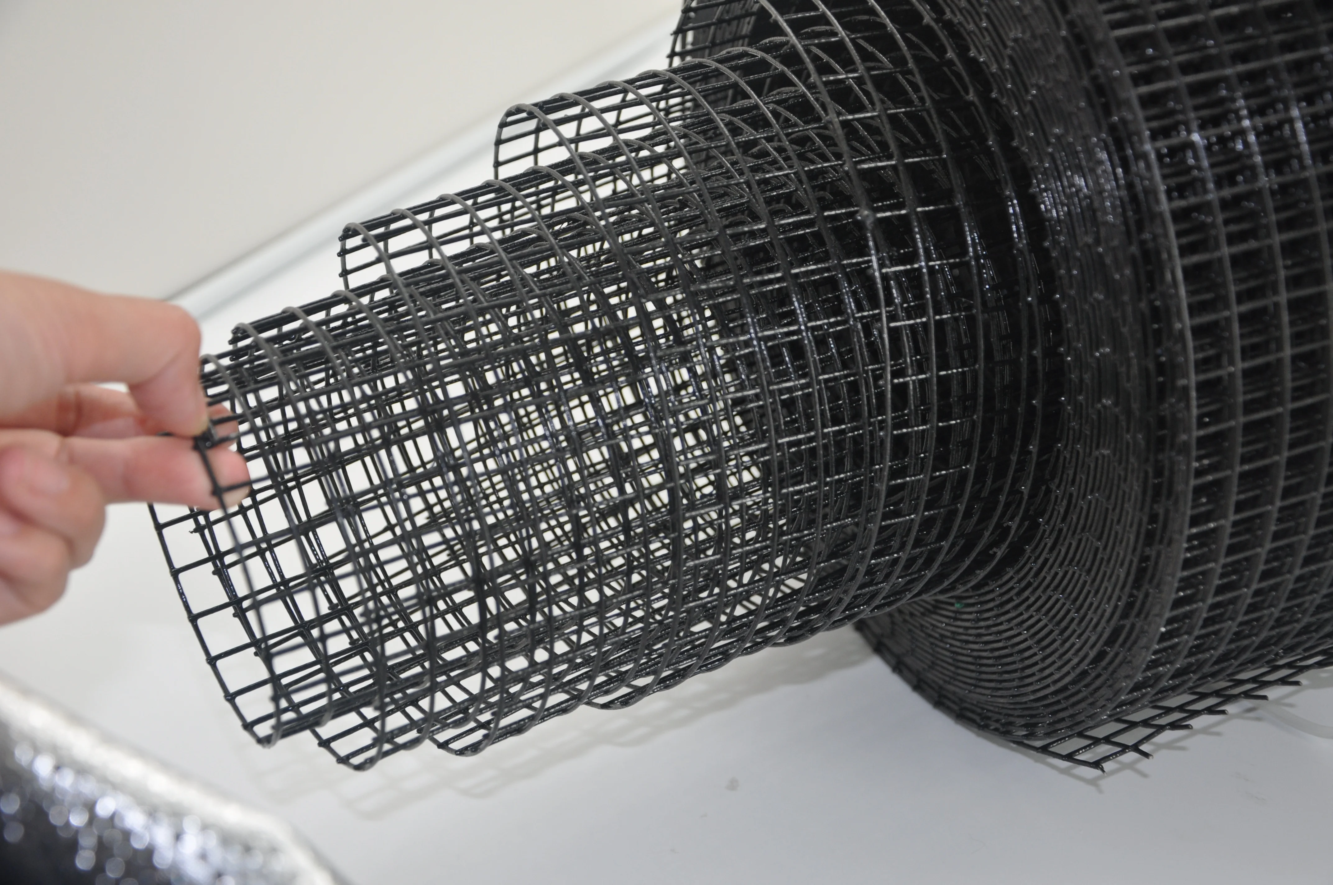 PVC Coated Gal Steel Welded Solar Panel Wire Mesh Netting Anti Bird Barrier