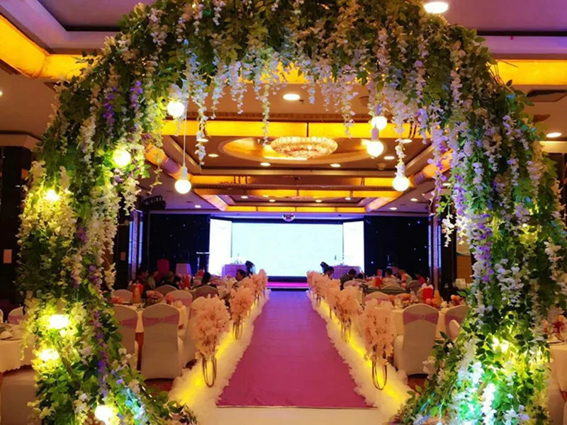 The new wedding props semi-circular arched door opened the shop to celebrate the wedding flower stand wedding flower door