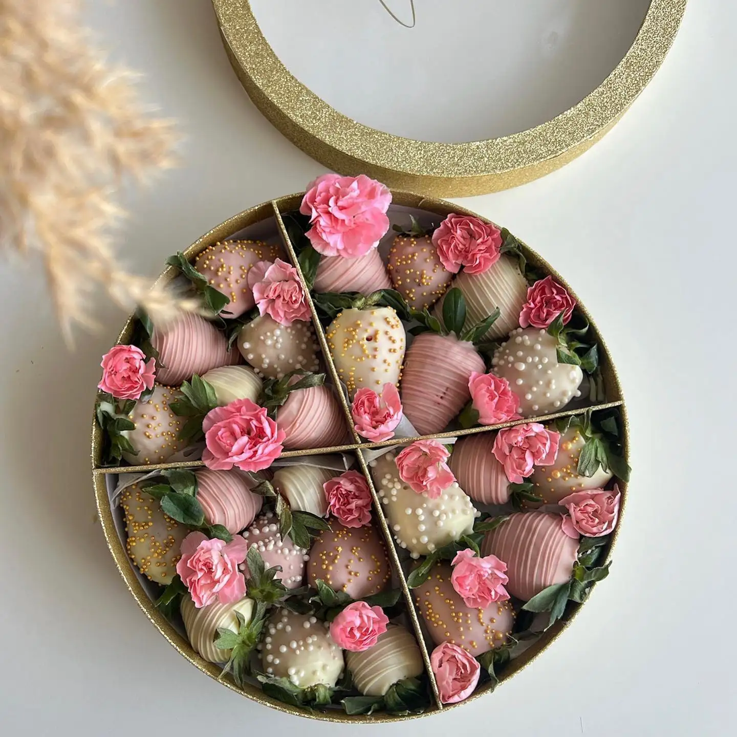 Flat Edge Chocolate Strawberry Paperboard Sweet Treat Cardboard Round Gift Box For Food Packaging