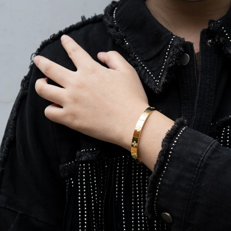 Latest 18K Gold Plated Stainless Steel Jewelry Four Leaf Clover Zircon Bangle For Women Gifts Accessories Bracelet B222317