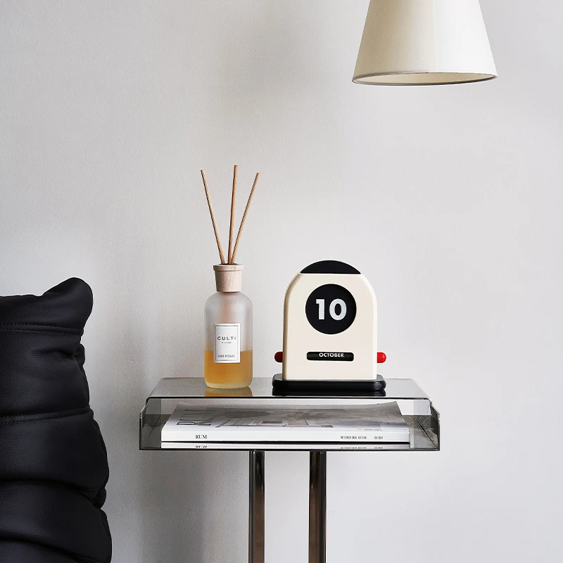 The wooden desk calendar can be customized in stock