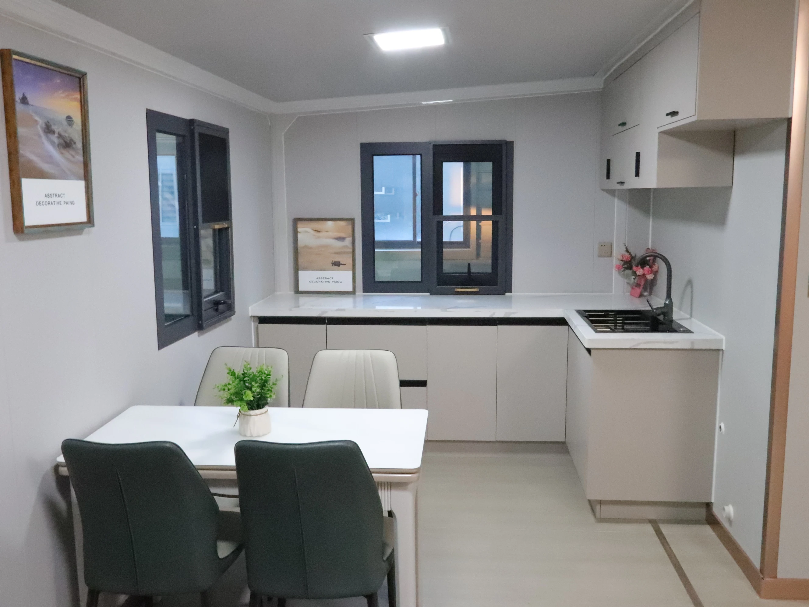 China Cheap 20Ft 40 Ft Luxury Model House Prefab Modular Homes Expandable Container House For Living