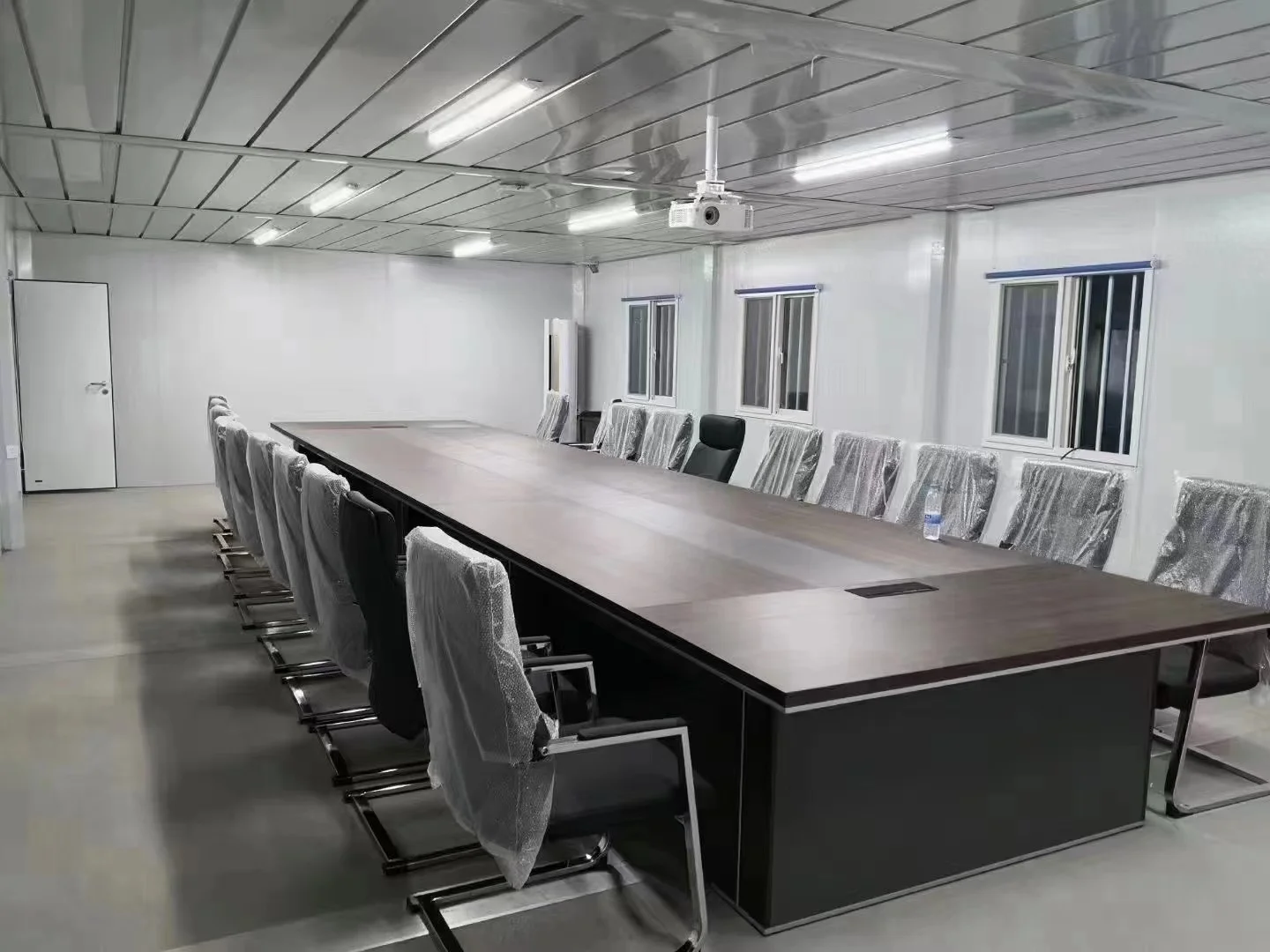 ZHYH OEM detachable residential godown design wind-resistant prefab house villa shipping container house living container house