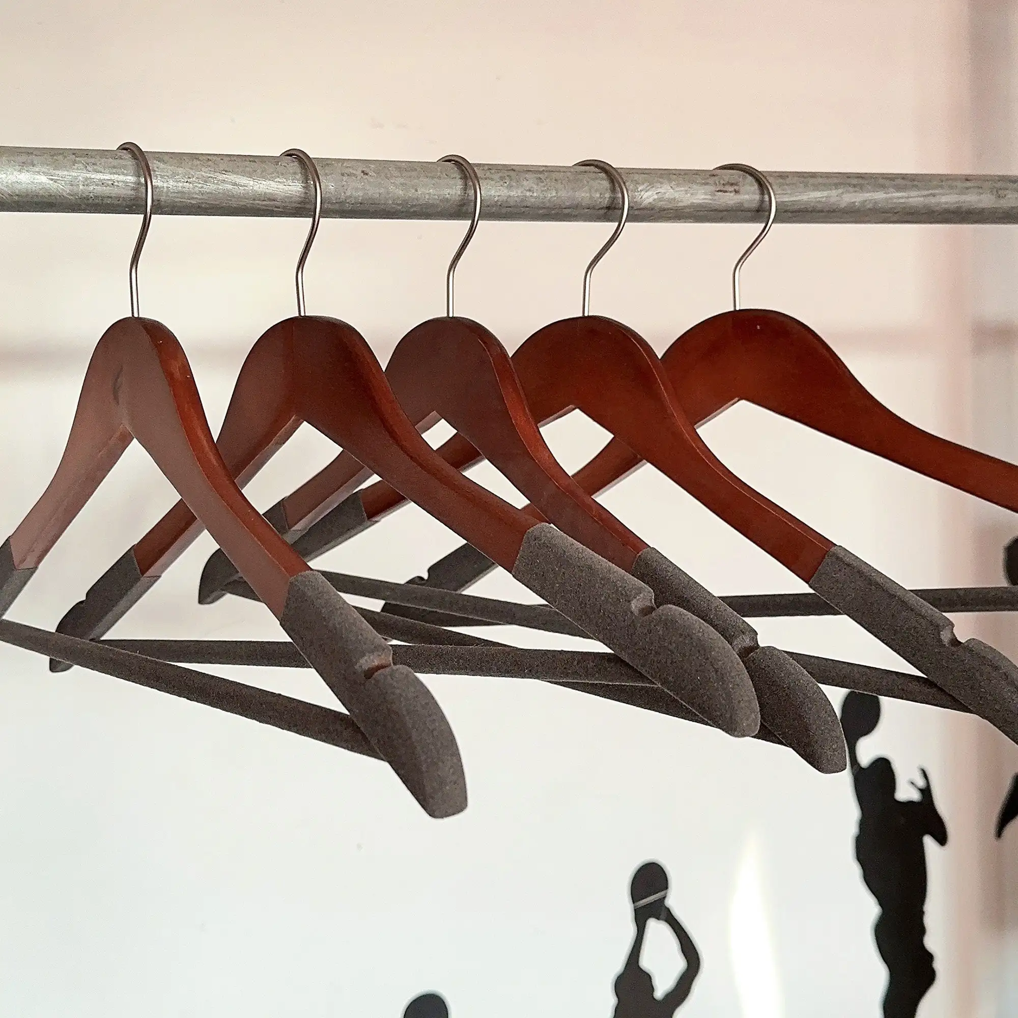 Manufacturer custom non slip hanger flock shoulder luxury garment coat suit wood hanger