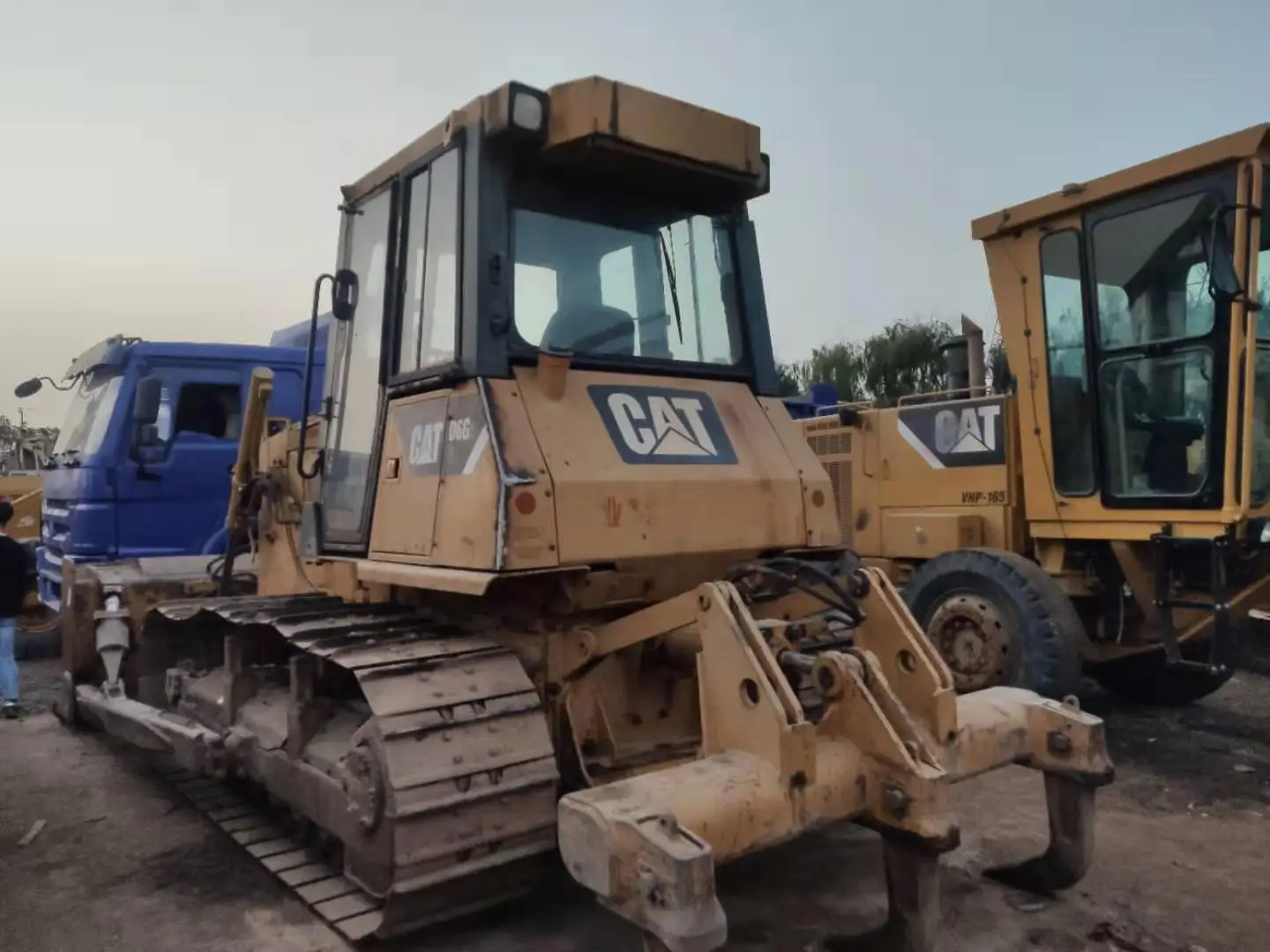 Прочный Подержанный оригинальный бульдозер Cat D6G из Японии во дворе для
