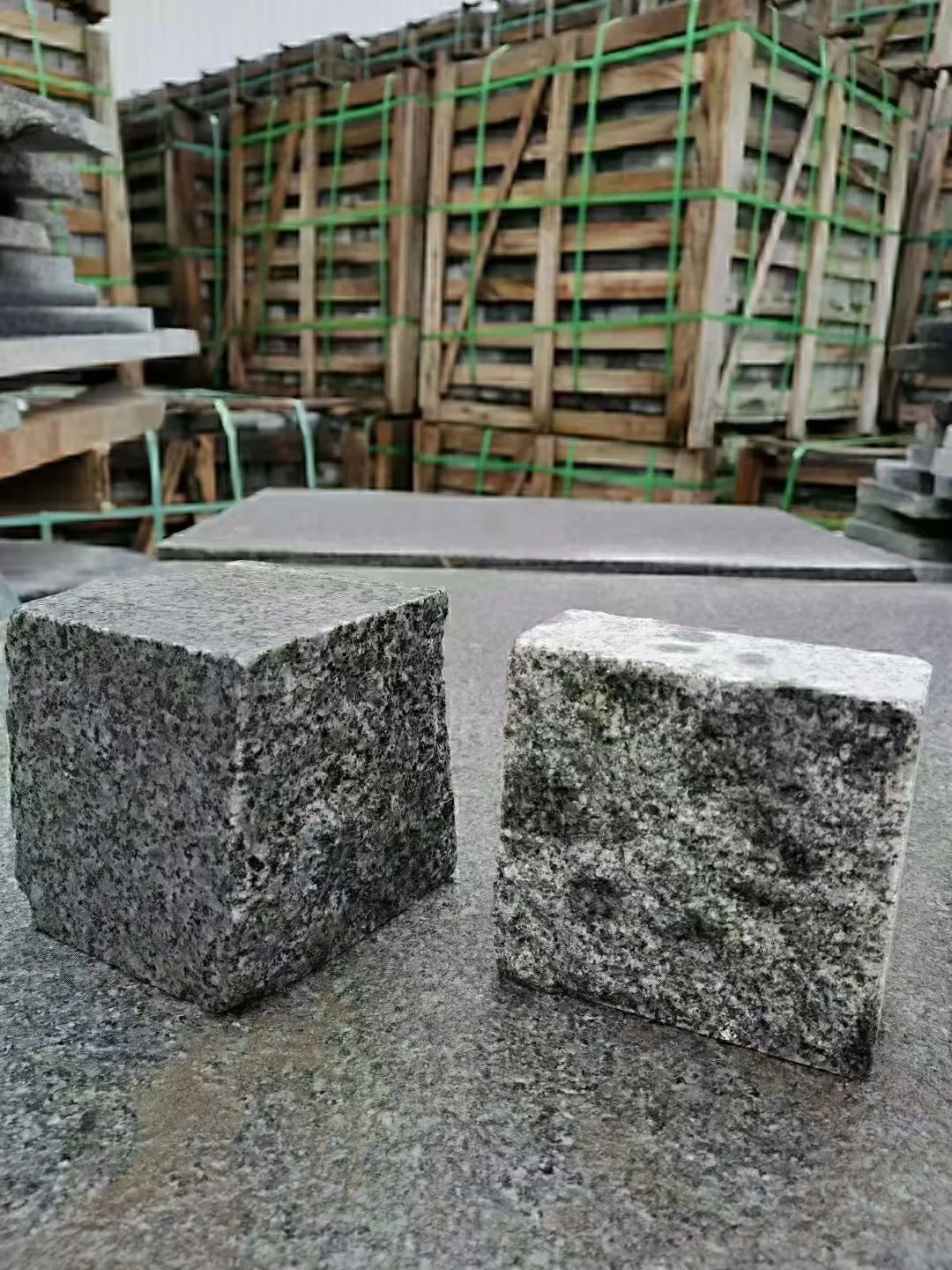 Natural Dark Grey Granite Patio Pavers G654 Tumble Granite Driveway Cube Stone For Outdoor Floor