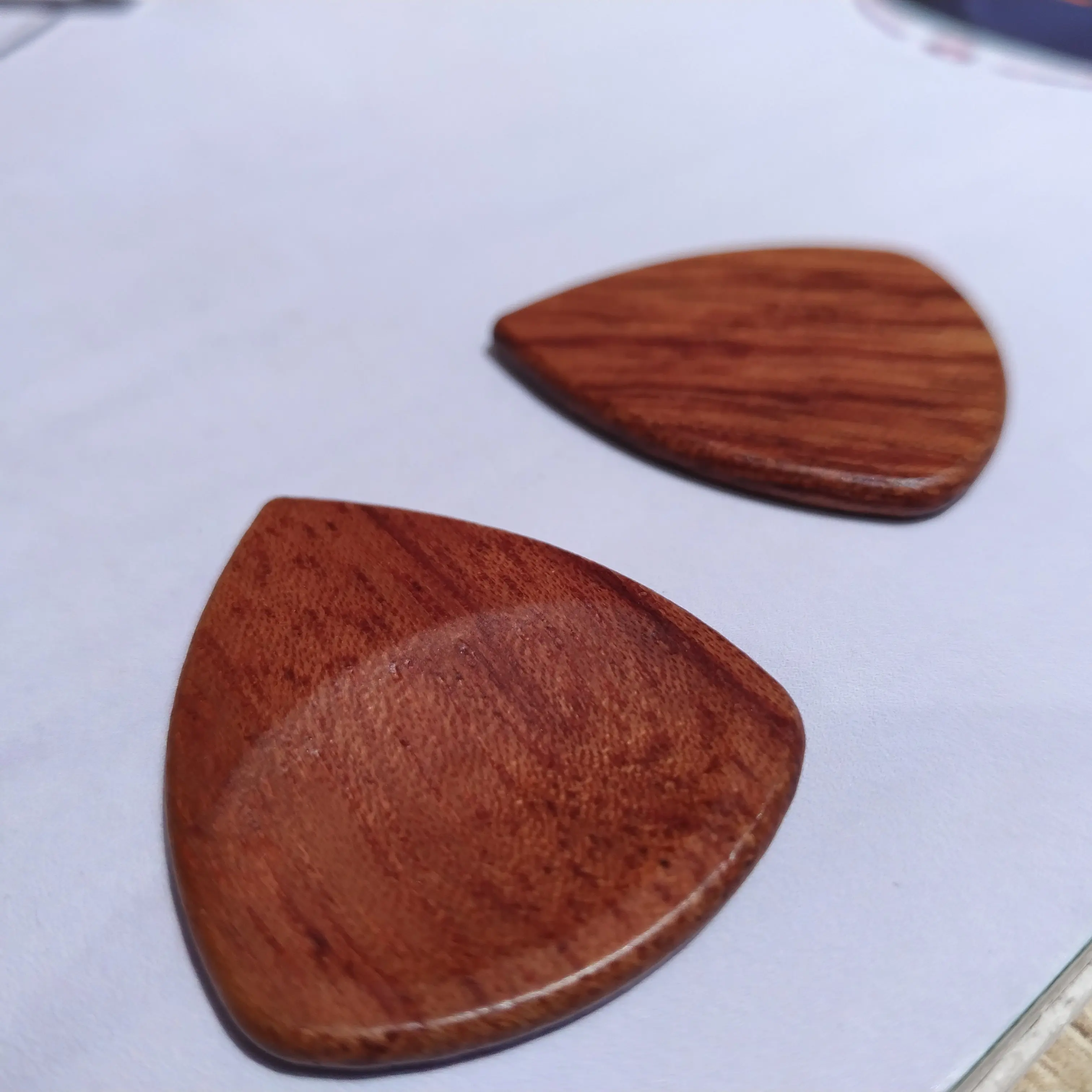 simple durable Guitar / bass / ukulele plucking Brazilian rosewood pick guitar