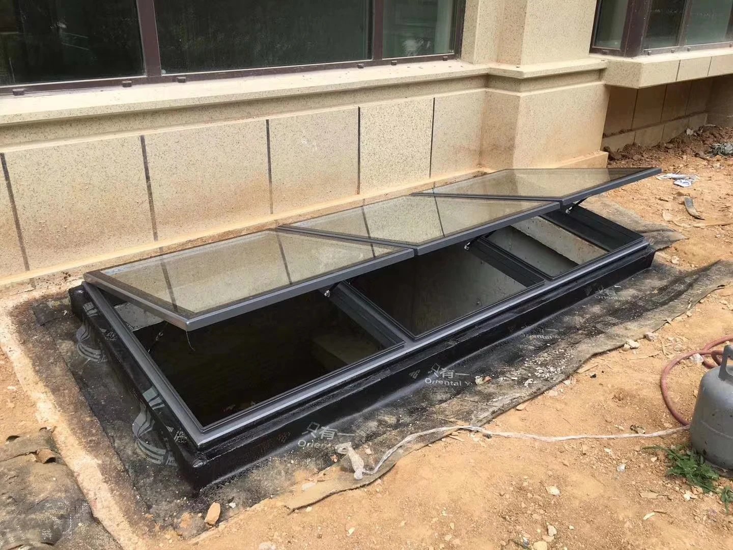 New arrival doubleglazing Seamless welding Screw machine skylight sunroof for Flat roof