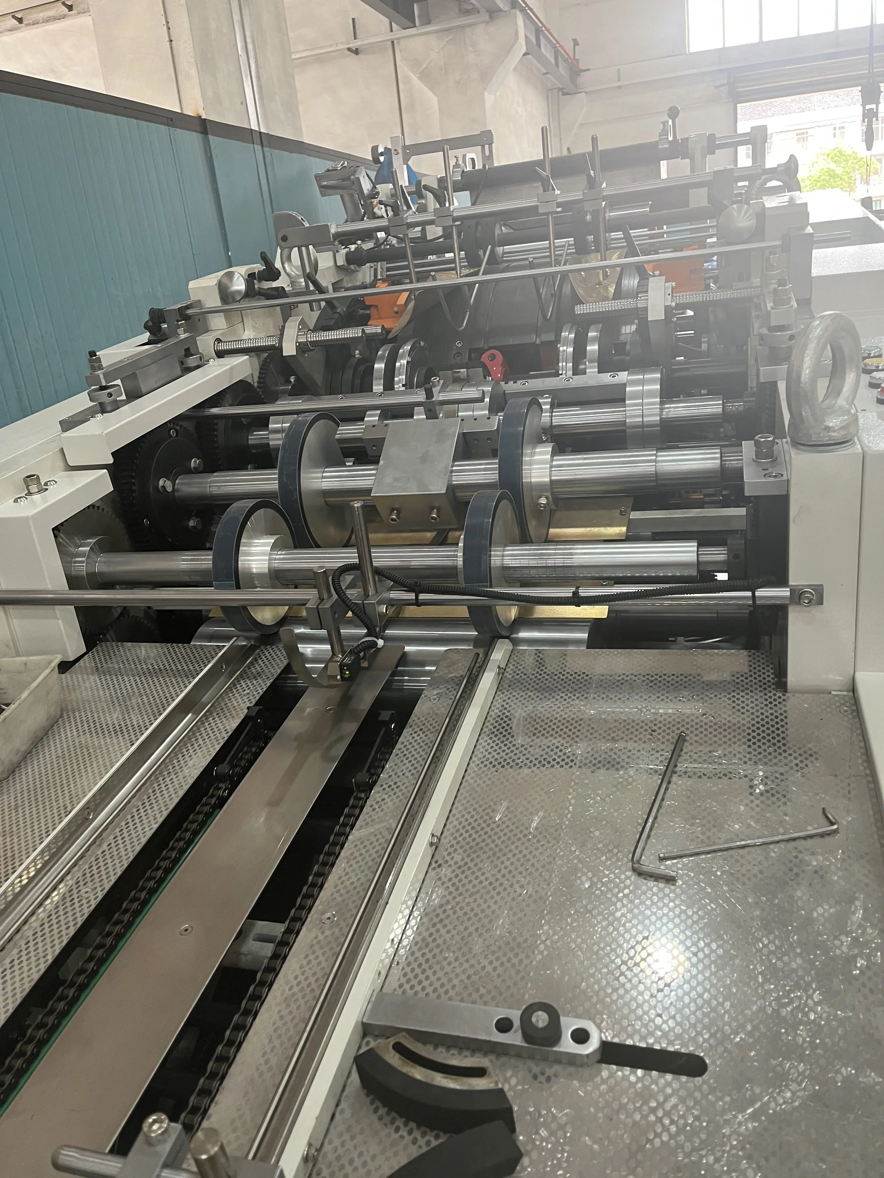 Машина для изготовления бумажных пакетов с автоматической подачей листов серии TB-R верхней усиленной бумажной карточкой и складкой